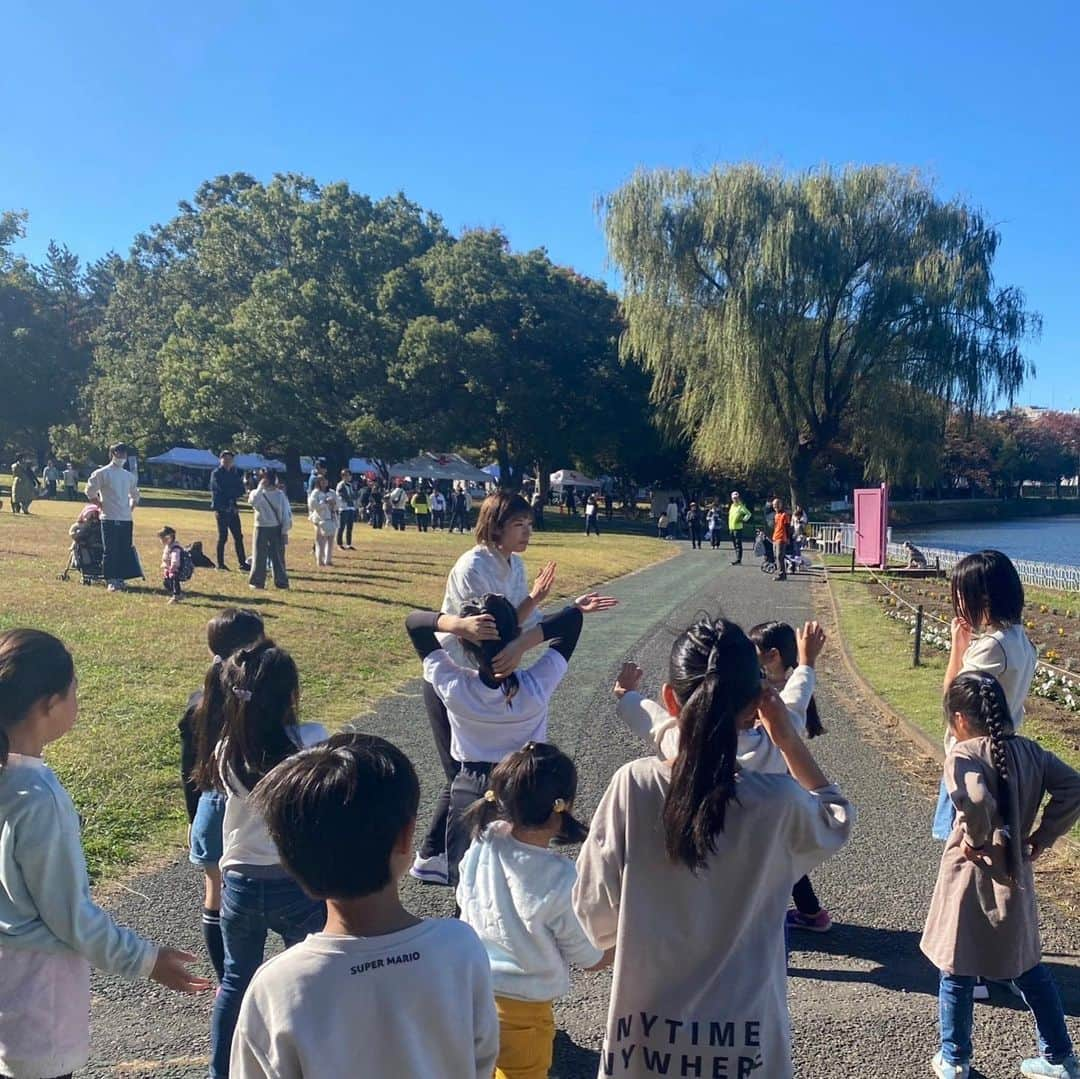 西谷綾子さんのインスタグラム写真 - (西谷綾子Instagram)「👧🏻👦🏻🏃‍♂️🏃‍♀️ 日曜日は久喜菖蒲公園で 第9回おひさまマルシェ with 健幸・スポーツフェスタが開催！  かけっこ教室の講師を務めさせて頂きました🥰 走る楽しさと面白さを感じてもらいながら 足が速くなるポイントをお伝えしました✨  60分集中して楽しみながら 頑張ってくれて感動🥹👏 子供達も親御さんも喜んでくれて 良かったーー😭  子供同士の励まし合いもうまれ、 いい雰囲気だった🥹  かけっこを通して 何かキッカケを掴んでもらえていたら嬉しいです🥹  私は子供が大好きで 小さい頃に保育士という夢を描いていました。  でも小学生の時に歌をうたったら友達から笑われて、 自分が音痴だということをここで知り笑  人前で歌うことが恥ずかしい！笑われるのが嫌！ どうせピアノも弾けないだろう！と 自分で勝手に決めつけて保育士を諦めました。  でも違った形で 子供たちと接するお仕事がしたいなと思い #かけっこアドバイザー を習得 ( @jaruna.official )  これまで @dc.ntv の方で かけっこのパーソナルはしていましたが イベントは初めて！ (依頼はありましたがスケジュール合わなく叶わず)  今回、声をかけてくださり ありがとうございました！！ @koki_kawauchi   そして良い雰囲気できたのも @_ayasgram_  ちゃん、大高さん！の 気遣いと熱いサポートがあったから！感謝です🥰  世界的パフォーマーによる サッカー×エンタメ MARUKOさん⚽️素晴らしかった！  #違った形で想いが叶った♡」11月21日 16時56分 - ayako.nishitani