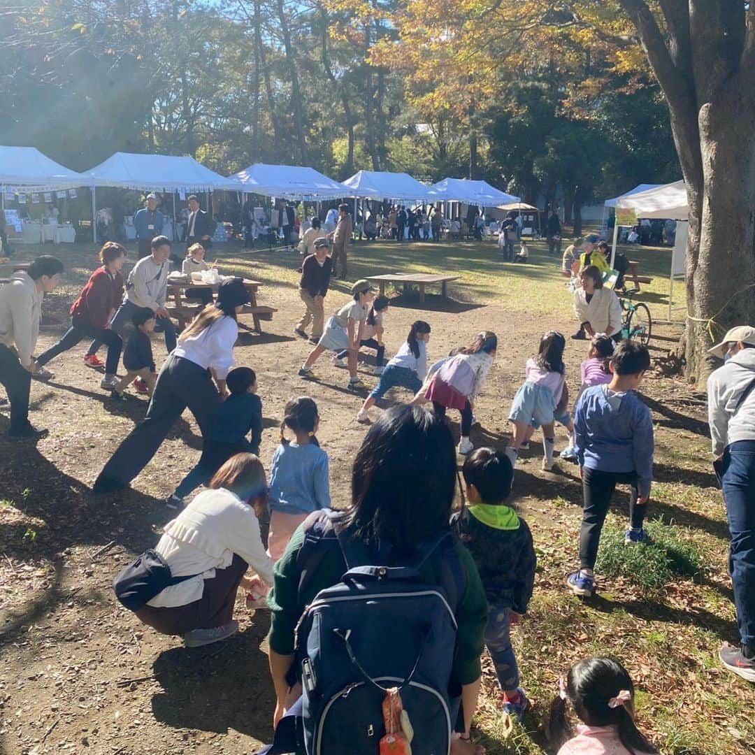 西谷綾子さんのインスタグラム写真 - (西谷綾子Instagram)「👧🏻👦🏻🏃‍♂️🏃‍♀️ 日曜日は久喜菖蒲公園で 第9回おひさまマルシェ with 健幸・スポーツフェスタが開催！  かけっこ教室の講師を務めさせて頂きました🥰 走る楽しさと面白さを感じてもらいながら 足が速くなるポイントをお伝えしました✨  60分集中して楽しみながら 頑張ってくれて感動🥹👏 子供達も親御さんも喜んでくれて 良かったーー😭  子供同士の励まし合いもうまれ、 いい雰囲気だった🥹  かけっこを通して 何かキッカケを掴んでもらえていたら嬉しいです🥹  私は子供が大好きで 小さい頃に保育士という夢を描いていました。  でも小学生の時に歌をうたったら友達から笑われて、 自分が音痴だということをここで知り笑  人前で歌うことが恥ずかしい！笑われるのが嫌！ どうせピアノも弾けないだろう！と 自分で勝手に決めつけて保育士を諦めました。  でも違った形で 子供たちと接するお仕事がしたいなと思い #かけっこアドバイザー を習得 ( @jaruna.official )  これまで @dc.ntv の方で かけっこのパーソナルはしていましたが イベントは初めて！ (依頼はありましたがスケジュール合わなく叶わず)  今回、声をかけてくださり ありがとうございました！！ @koki_kawauchi   そして良い雰囲気できたのも @_ayasgram_  ちゃん、大高さん！の 気遣いと熱いサポートがあったから！感謝です🥰  世界的パフォーマーによる サッカー×エンタメ MARUKOさん⚽️素晴らしかった！  #違った形で想いが叶った♡」11月21日 16時56分 - ayako.nishitani