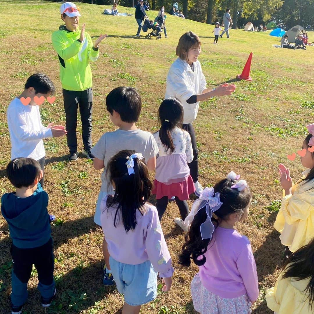 西谷綾子のインスタグラム：「👧🏻👦🏻🏃‍♂️🏃‍♀️ 日曜日は久喜菖蒲公園で 第9回おひさまマルシェ with 健幸・スポーツフェスタが開催！  かけっこ教室の講師を務めさせて頂きました🥰 走る楽しさと面白さを感じてもらいながら 足が速くなるポイントをお伝えしました✨  60分集中して楽しみながら 頑張ってくれて感動🥹👏 子供達も親御さんも喜んでくれて 良かったーー😭  子供同士の励まし合いもうまれ、 いい雰囲気だった🥹  かけっこを通して 何かキッカケを掴んでもらえていたら嬉しいです🥹  私は子供が大好きで 小さい頃に保育士という夢を描いていました。  でも小学生の時に歌をうたったら友達から笑われて、 自分が音痴だということをここで知り笑  人前で歌うことが恥ずかしい！笑われるのが嫌！ どうせピアノも弾けないだろう！と 自分で勝手に決めつけて保育士を諦めました。  でも違った形で 子供たちと接するお仕事がしたいなと思い #かけっこアドバイザー を習得 ( @jaruna.official )  これまで @dc.ntv の方で かけっこのパーソナルはしていましたが イベントは初めて！ (依頼はありましたがスケジュール合わなく叶わず)  今回、声をかけてくださり ありがとうございました！！ @koki_kawauchi   そして良い雰囲気できたのも @_ayasgram_  ちゃん、大高さん！の 気遣いと熱いサポートがあったから！感謝です🥰  世界的パフォーマーによる サッカー×エンタメ MARUKOさん⚽️素晴らしかった！  #違った形で想いが叶った♡」