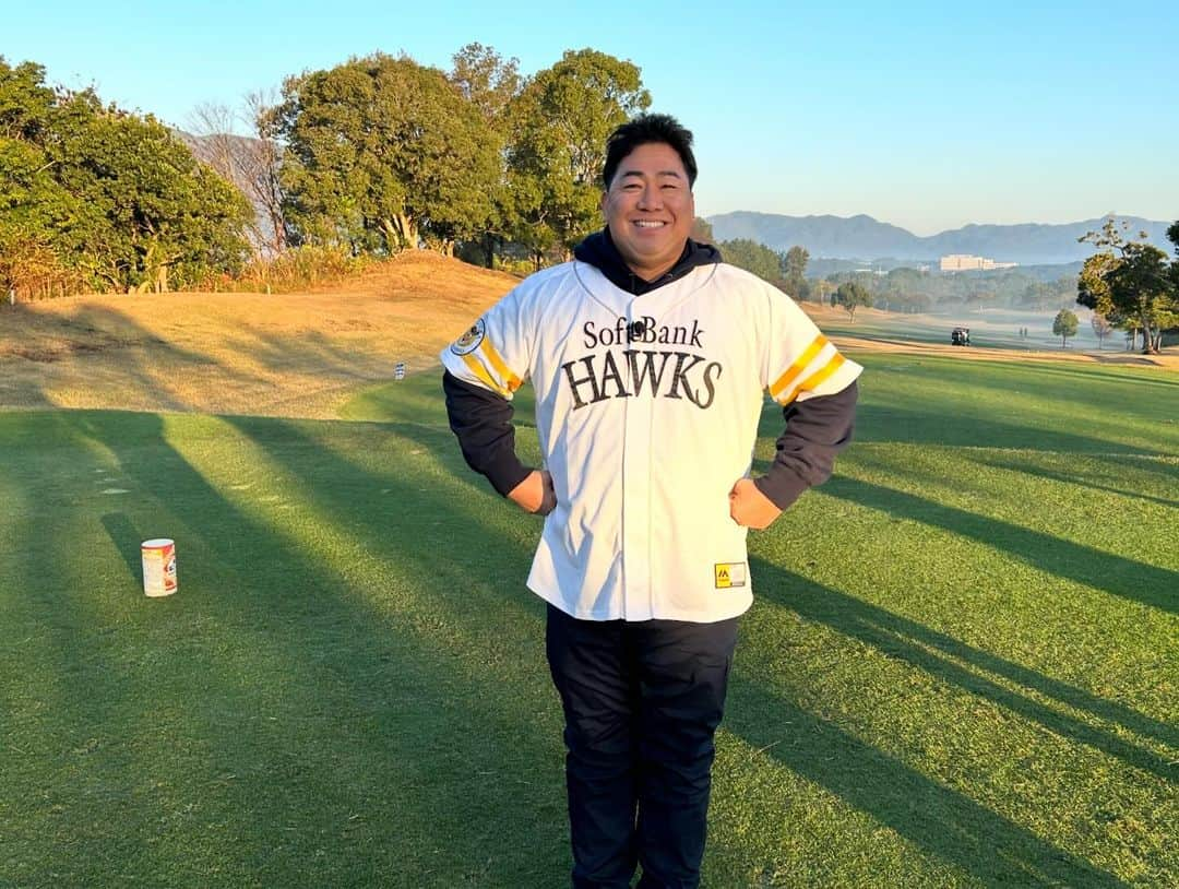 川原豪介のインスタグラム：「今日は朝からホークス納会ゴルフのロケでしたー⛳️ 天気も良くてらあったかかったです☀️ インタビューやゲームなどたくさん協力して頂き選手や関係者の皆様ありがとうございました😊 放送は年末でーす。お楽しみに⚾️ぬんっ！ #ホークス納会ゴルフ  #ダイショー」