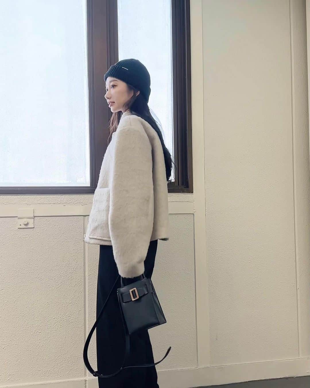 TOMOKAのインスタグラム：「最近よく使ってる大好きなbag   あまり主張の強くないものが好きなので ミニマムなデザインの中にブランドアイコンでもある ベルトデザインが◎ レザーの質の良さが際立ってお気に入り😚  #toyodatrading_PR #boyy」