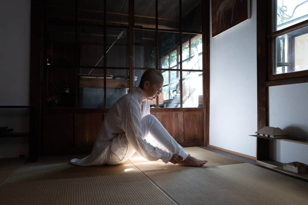 The Japan Timesさんのインスタグラム写真 - (The Japan TimesInstagram)「Prolonged sitting is linked with an increased risk of insomnia, depression, obesity, cardiovascular problems and death. It has been years since people have been calling sitting the new smoking — but three years into the pandemic, we now collectively have smoker’s cough. Sitter’s bum, if you will.  Japan sits a lot. A 2011 paper published in the American Journal of Preventive Medicine found that in a survey of more than 49,000 adults from 20 countries, it was respondents from Japan and Saudi Arabia who spent the most time sitting, with a weighted median of about 420 minutes per weekday. Japan’s relationship with sitting is complicated further by its long history of sitting on the floor. Japanese culture maintains a “correct” way of sitting, called "seiza," whose intense stress on the ankles and knees are integral to the practices of traditional arts like kendo, "ikebana" (flower arrangement) and "sadō" (tea ceremony).  There are also health influencers who attribute floor-sitting and the lifestyle it promotes to be key to Japan’s incredibly long life expectancy. But is there a right way to sit? And has Japan figured it out? It turns out to be a far more complex question; the story of sitting in Japan is a microcosm for the problems of rapid modernization and spans hundreds of years of culture, politics and even religion. Read more with the link in our bio.  📸: @yuliasko.ph   #japan #tokyo #health #wellness #news #japantimes #日本 #東京 #健康 #ニュース #正座 #ジャパンタイムズ #🧘🏻‍♀️」11月21日 17時01分 - thejapantimes
