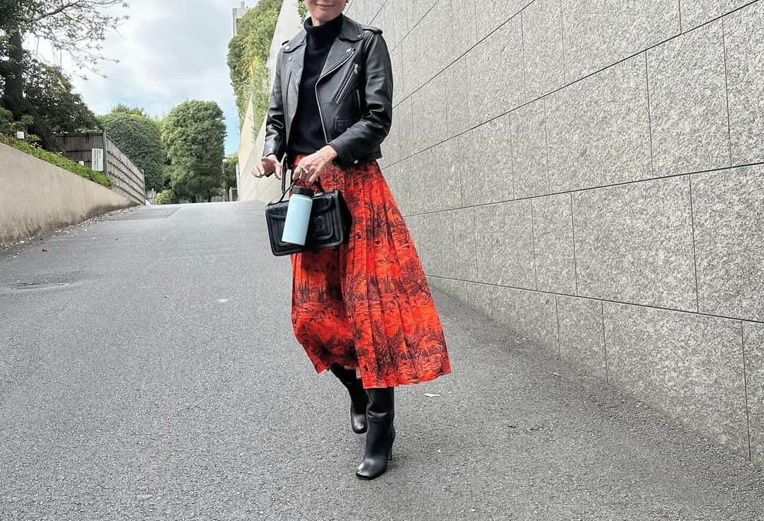 田丸麻紀さんのインスタグラム写真 - (田丸麻紀Instagram)「次男🦖が がっつり 顔切りの、写真を撮ってくれました笑  今日は久しぶりに 朱赤スカートで。  コーヒードリッパーは @murakamipottery  さんの作品  一目見た時に　キュン♡した お気に入りです。  打ち合わせ前など 静かに コーヒーを淹れる時間が 精神統一になり 私にとってかなり、重要なひととき。  今日は 2024SS  デザインミーティング  ファッション担当 鈴木さんのことを 愛している次男🦖  ピッタリとなりの席を陣取って離れない。。。  先日 撮影で出会った、わんちゃん 本当にお利口さんで めちゃくちゃ可愛かった😍♡ です。  次男🦖が街で見つけた バルーン🎈スノーマン☃️に夢中  家に連れて帰ると しばらくストライキ。  母 そんなストライキには屈しません。(￣ー￣)。  #お利口な犬 #2024SS #makiseardrobe  #コーヒー時間」11月21日 17時04分 - tamarumaki