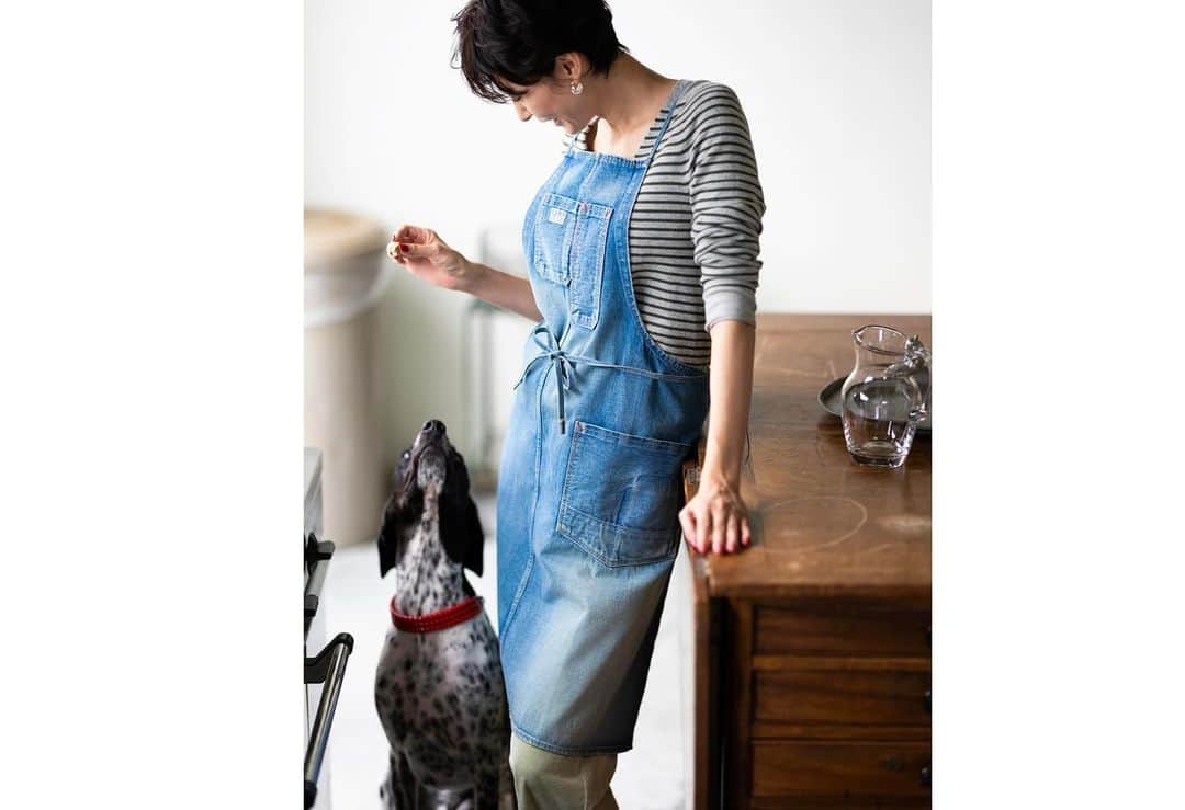 田丸麻紀さんのインスタグラム写真 - (田丸麻紀Instagram)「次男🦖が がっつり 顔切りの、写真を撮ってくれました笑  今日は久しぶりに 朱赤スカートで。  コーヒードリッパーは @murakamipottery  さんの作品  一目見た時に　キュン♡した お気に入りです。  打ち合わせ前など 静かに コーヒーを淹れる時間が 精神統一になり 私にとってかなり、重要なひととき。  今日は 2024SS  デザインミーティング  ファッション担当 鈴木さんのことを 愛している次男🦖  ピッタリとなりの席を陣取って離れない。。。  先日 撮影で出会った、わんちゃん 本当にお利口さんで めちゃくちゃ可愛かった😍♡ です。  次男🦖が街で見つけた バルーン🎈スノーマン☃️に夢中  家に連れて帰ると しばらくストライキ。  母 そんなストライキには屈しません。(￣ー￣)。  #お利口な犬 #2024SS #makiseardrobe  #コーヒー時間」11月21日 17時04分 - tamarumaki