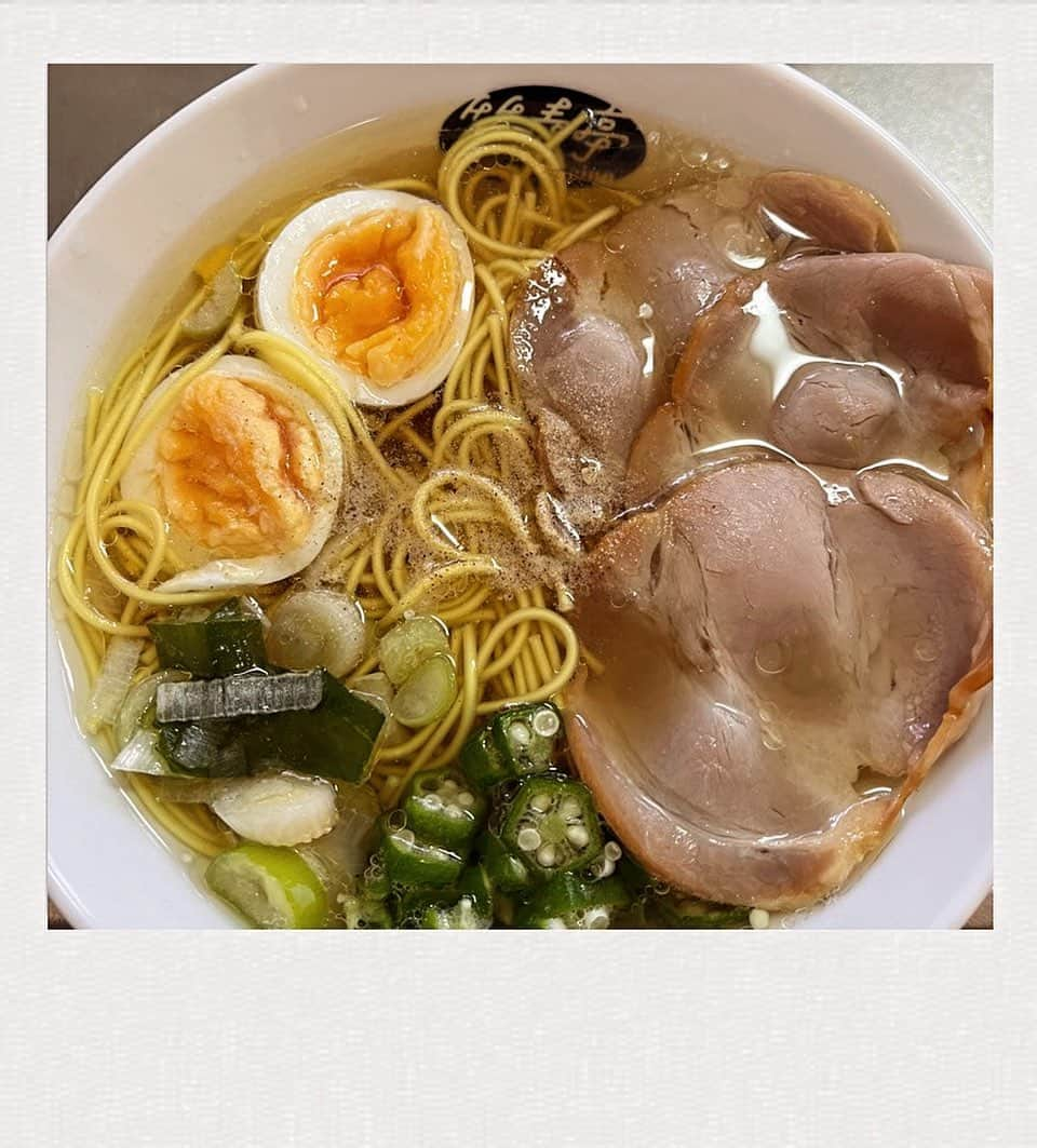 かせきさいだぁのインスタグラム：「本日の質素亭、頂きモノ『比内地鶏のスープで食べる塩ラーメン』❤️スープめっちゃんこ美味い！このスープだけ日本のスーパー全てで売ってて欲しい〜😋 #質素亭 #しっそ亭」