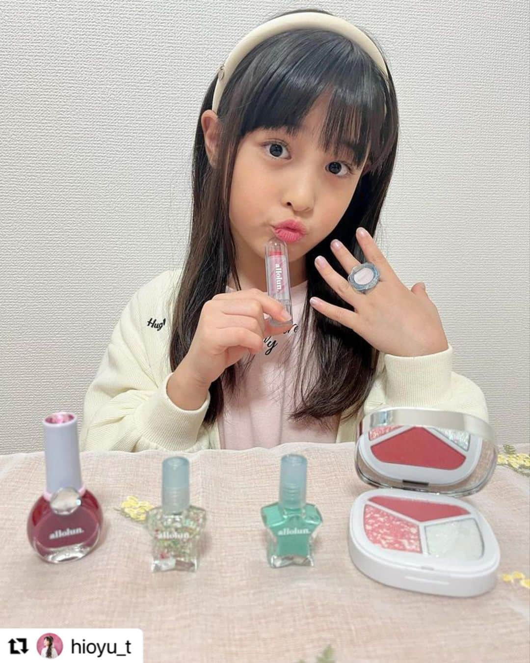 エフオーオンラインストア 子供服のインスタグラム：「【allolun.-makeup-】🪩GALAXY COLLECTION🪩 アンバサダーさん投稿のご紹介♡  他にもたくさん投稿してくださっているので アカウントをチェックしてね！ 素敵な投稿ありがとうございました♬  #Repost @hioyu_t  * #pr   @foonline さまの〝allolun.-make up-GALAXY COLLECTION アンバサダー”をさせていただきました💄  ひおりが使わせていただいた商品のご紹介です♫  ❤︎オールオルン3Pネイル（ミント/レインボー） ❤︎オールオルン温変ネイル（取り外せるゆびわ付き） ❤︎オールオルン保湿リップバーム（レッド） ❤︎オールオルン宝石マルチパレット（ラベンダー） ❤︎オールオルン3P指輪型練り香水（ピンク）  どれもこれもが可愛くて…♡ キラキラ可愛く変身できちゃいます😍 毎回メイクするのが楽しみで仕方がないひおりです❤️  これからの季節に クリスマスプレゼントやお友達のお誕生日プレゼントなどにもおすすめです🎁☺️  これから、メイク動画なども投稿させてください♡🧸  #allolunmakeup  #galaxycollection  #ギャラクシーコレクション  #オールオルン  #オールオルンアンバサダー  #オールオルンメイクアップ  #キッズコスメ  #キッズモデル  #js3  #ネイル  #リップ  #アイシャドウ  #練り香水  #リール  #ig_kids  #ig_japan」