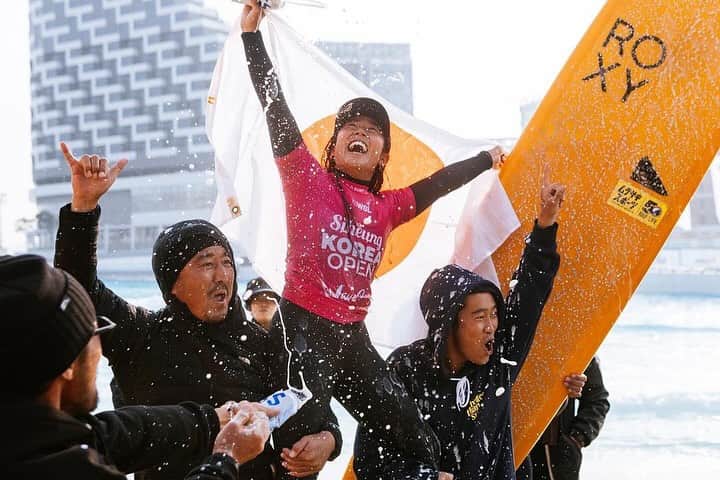 Sambazonのインスタグラム：「サンバゾンアンバサダーのメンバーの @natsumi_taoka さんが韓国で開催された史上最大のサーフィン大会「シフン・コリア・オープン」のワールド・サーフ・リーグ（WSL）ロングボード・クオリファイング・シリーズ（LQS）1,000で優勝されました🏆おめでとうございます💜㊗️  Posted @withregram • @natsumi_taoka Happy to win at the wave park in Korea @wsl @wavepark__ 🏆  Photo/ @caitmiersphotography   今年最後の試合優勝できました🏆 来年のクオリファイに向けていいスタートがきれました！  少しの間オフシーズン楽しみます🫶🏾」