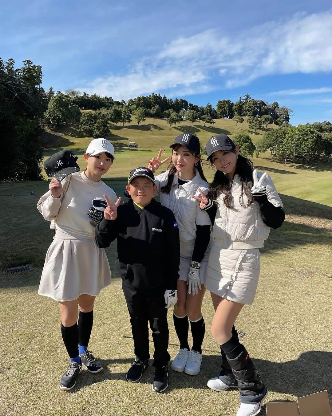 西村いちかさんのインスタグラム写真 - (西村いちかInstagram)「先日は18ホール全てがイベントホールだった大規模なコンペ @linkth_golf に参加⛳️ 当日はたくさんのストーリー失礼しました🥹 全部見てくださった方はありがとう😂 ちなみに…アフターイベント中に投稿してたので当たりませんでした…笑  メインスポンサーとして入っていた @irishman.jp のセットアップを着ました🥰  中のニットは白も黒も可愛いのでお気に入りです☺️  irishmanのイベントホールは声量対決📣 普段大きい声出さないからすごく楽しみにしてたんだけど、全然声はれなくて悔しかったです笑  アフターイベントではこの日着たウェアを着て歩かせていただきました🫣  素敵なコンペに参加できて光栄でした🥰 お誘いいただきありがとうございました🙇 お疲れ様でした⛳️  #ゴルフ女子 #ゴルフ男子 #ゴルフ場 #ゴルフウェア #冬ゴルフ #ゴルフコンペ #골프스윙 #골프패션 #골프웨어 #irishman」11月21日 17時16分 - ichika_nishimura