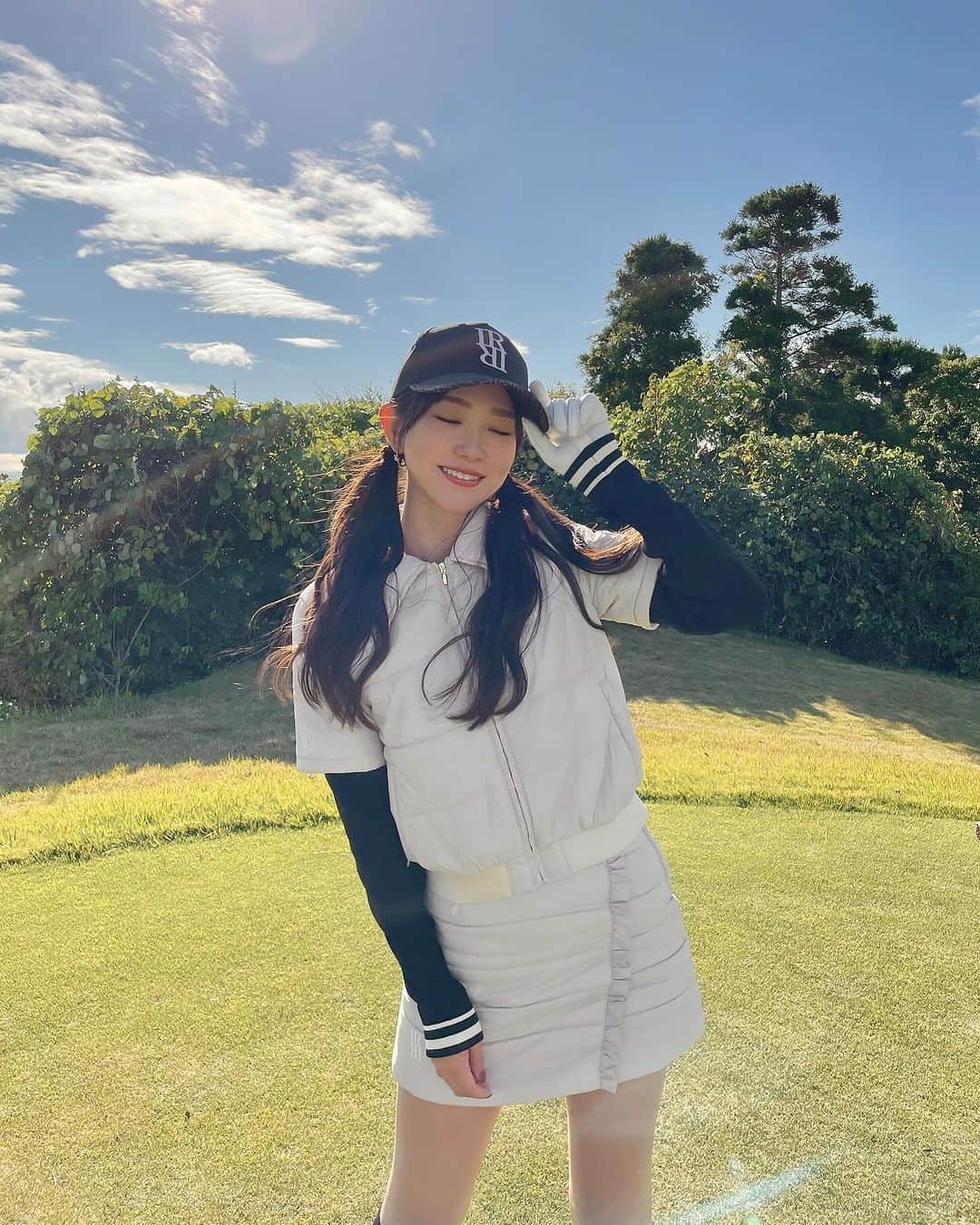 西村いちかさんのインスタグラム写真 - (西村いちかInstagram)「先日は18ホール全てがイベントホールだった大規模なコンペ @linkth_golf に参加⛳️ 当日はたくさんのストーリー失礼しました🥹 全部見てくださった方はありがとう😂 ちなみに…アフターイベント中に投稿してたので当たりませんでした…笑  メインスポンサーとして入っていた @irishman.jp のセットアップを着ました🥰  中のニットは白も黒も可愛いのでお気に入りです☺️  irishmanのイベントホールは声量対決📣 普段大きい声出さないからすごく楽しみにしてたんだけど、全然声はれなくて悔しかったです笑  アフターイベントではこの日着たウェアを着て歩かせていただきました🫣  素敵なコンペに参加できて光栄でした🥰 お誘いいただきありがとうございました🙇 お疲れ様でした⛳️  #ゴルフ女子 #ゴルフ男子 #ゴルフ場 #ゴルフウェア #冬ゴルフ #ゴルフコンペ #골프스윙 #골프패션 #골프웨어 #irishman」11月21日 17時16分 - ichika_nishimura