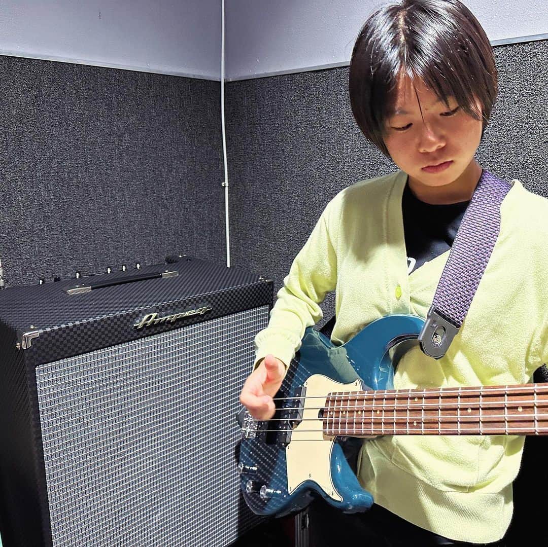 かねあいよよかのインスタグラム：「I am a bassist sometimes. @ampeg has provided me with another new amp Rocket Bass RB-210. It has a clear, rich bass sound, can add distortion. It is also capable of high volume (and light weight!), So that always helps at gigs. And of course I love and play the @yamaha_guitars BB series basses!  #ampeg #yamahabb #rocketbass #rb210 #yoyoka #drummer #bassist #pr」