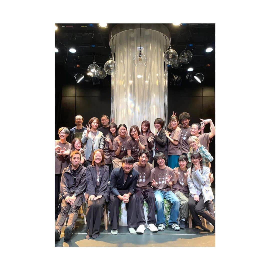 神田莉緒香のインスタグラム：「--- 劇団5454〘 結晶 〙 11月10日から19日まで、全14公演。 無事に終了しました。  全方向に愛情が深いみなさんとの毎日。 とても楽しかったなあ。 と、一日あいてぼんやり思う今日です。  柔らかな笑いが生まれたり、 鋭さに心がひんやりしたり。 有り得ないなんてことはない世界での物語が、 観てくださった方の心に残り続けますように と願っています。 ご来場いただいたみなさまに心から感謝です。深々。  昨年から続いてまた5454の作品作りに 呼んでもらえたこと、本当に嬉しかったです。  また会いたいです。 またってまただからね。 またね。  . #劇団5454 #結晶」