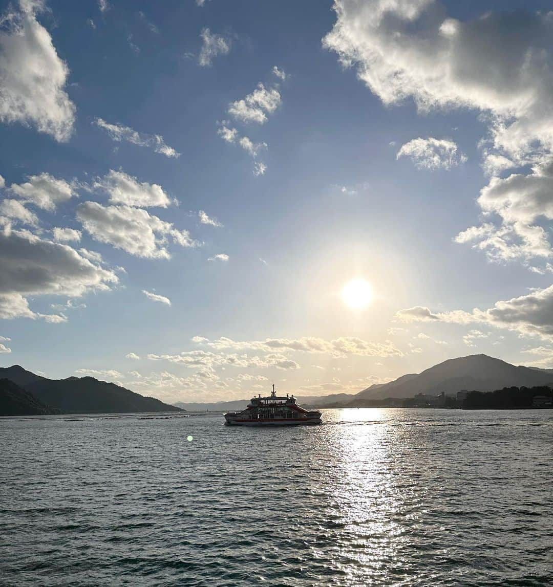 新保友映のインスタグラム：「瀬戸内海の美しさ⛴️☀️  宮島からフェリーで戻る時に見た景色。綺麗でした…✨  宮島を往復するにはフェリーを使いますが、JRのフェリーは、行きは大鳥居に近づくルートを通ってから宮島の桟橋へ向かってくれます✨（2枚目に、大鳥居接近ルートを通るフェリーが写ってます😃） もう一つの松大汽船は直線距離を行ってくれるので早く行きたいなという方はこちらを是非😊松大汽船には宮島ロープウエーとフェリーのセットチケットもあるようです🎫  3枚目は山陽本線からの景色。 この景色🪟🚃（宮島）が通学途中見えていた中高の6年間😃  #瀬戸内海 #海 #宮島 #安芸の宮島 #厳島神社 #大鳥居 #世界遺産 #日本三景 #紅葉 #観光 #広島 #山口 #フェリー #宮島口 #山陽本線 #車窓 #miyajima #miyajimaisland  #hiroshima #itsukushima  #itsukushimashrine  #torii」