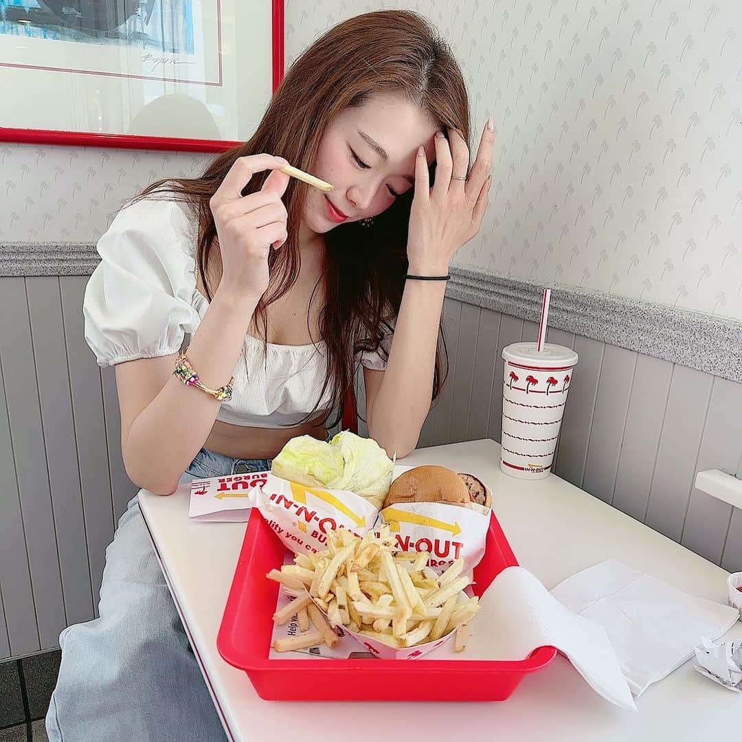 市原佑梨さんのインスタグラム写真 - (市原佑梨Instagram)「Hamburgerrrrr....😋🍔  1枚目　これは4月のお話  去年、まだコロナ禍で海外に行けない時期にオープンしていて気になっていたBored  Ape Yatcht ClubのNFT使用の ３次元ハンバーガーショップ　@justborednhungry 🍔🤍  店舗が確かロングビーチしかLAにはなかったのでわざわざ行ったのに、ハンバーガーやドリンクのパッケージがまさかのすでに売切でふつうのシンプルなものに😂🥹...  🐵💘  しかしながらスマッシュスタイルのハンバーガーのお味は最高でした🍔💓  そしてみんな大好き @innout 🤤🍔🌈 混み過ぎている。。。ドライブスルーにこんな列は初めてみました。。。やっぱりここはカリフォルニアに来たら絶対食べたくなる😍🥰私はシンプルにチーズバーガーが好きです✌️💘✨（これは9月末）」11月21日 17時19分 - yuri_ichihara