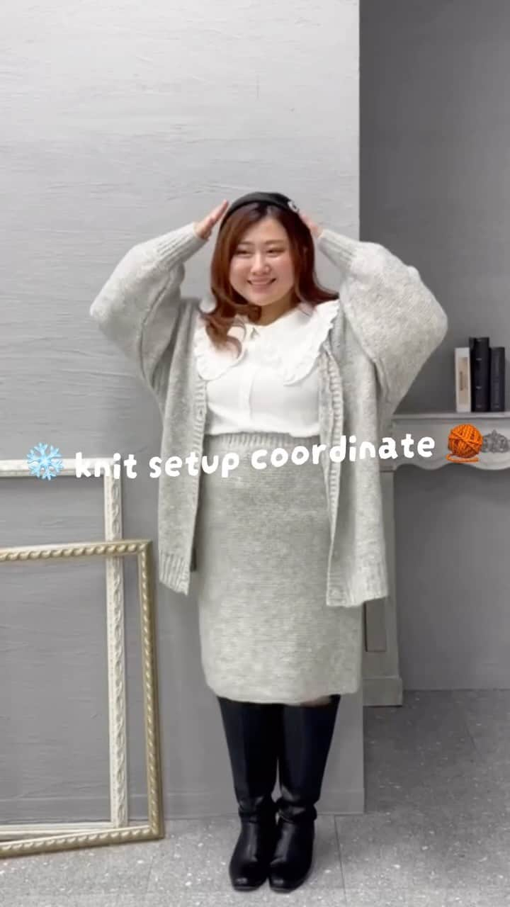 GOLDJAPANのインスタグラム：「【保存して見返してね♡】  \\knit Setup Coordinate♡//  シーズンムードたっぷりの ニットセットアップのコーデ♥  インナーには、 大きい襟が可愛すぎるブラウスで 大人かわいく着てみたよ◌̊°.*·  インナーをシンプルにしたら 大人コーデもできるし ボーダーやロゴアイテムにしたら カジュアルコーデもできちゃう🪄︎︎◝✩  別々でコーディネートも楽めそう🧸ྀི  @gold_japan @plus_cute2023  着用は全て姉妹ブランド +cuteのアイテムだよ🎀 チェックしてみてね.ᐟ.ᐟ  ┈┈┈┈┈┈┈┈┈┈┈┈┈┈  Vネックニットカーディガン 商品番号：sada-6886　￥5,478（税込） カラー：ブラック・グリーン・ブルー・グレージュ  ニットタイトスカート　 商品番号：sada-6887　￥4,378（税込） カラー：ブラック・グレー・グレージュ  前後2wayフリルカラーブラウス　 商品番号：goldy-1421　￥5,478（税込） カラー：ホワイト ┈┈┈┈┈┈┈┈┈┈┈┈┈┈   #goldjapan #ゴールドジャパン #プラスキュート #大きいサイズ #ぽっちゃり #ぽっちゃり女子 #ぽっちゃりコーデ #ぽっちゃり大人女子 #ぽわじょ #細見えコーデ #ぽっちゃりファッション #プラスサイズ #大きいサイズのコーデ #大きいサイズのオシャレ #plussize #セットアップ #ニット #ニットスカート  #カーディガン #冬コーデ」