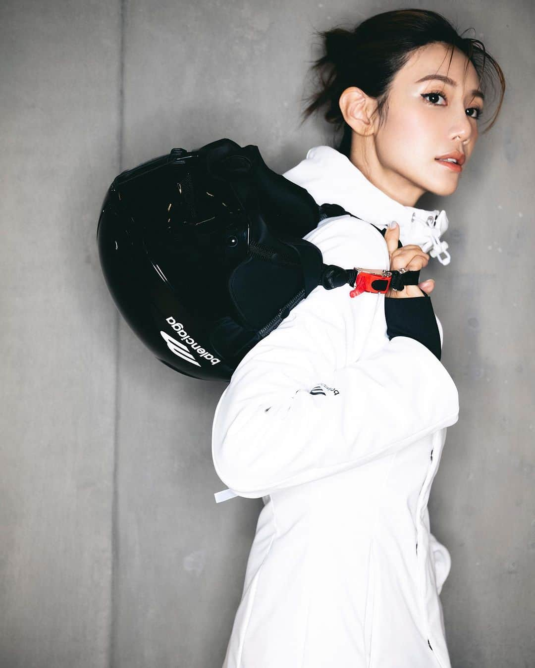 Elva Niさんのインスタグラム写真 - (Elva NiInstagram)「Summer was great as always but I’m ready for some winter skiing 🎿  @balenciaga  #balenciagaskiwear」11月21日 17時25分 - misselvani