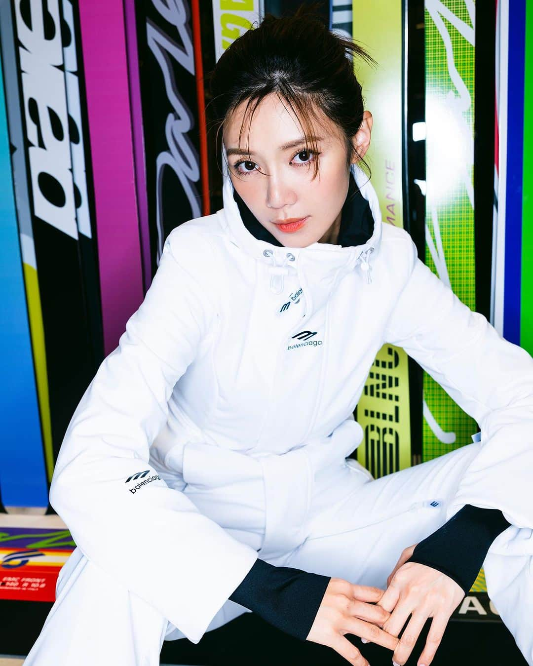 Elva Niさんのインスタグラム写真 - (Elva NiInstagram)「Summer was great as always but I’m ready for some winter skiing 🎿  @balenciaga  #balenciagaskiwear」11月21日 17時25分 - misselvani