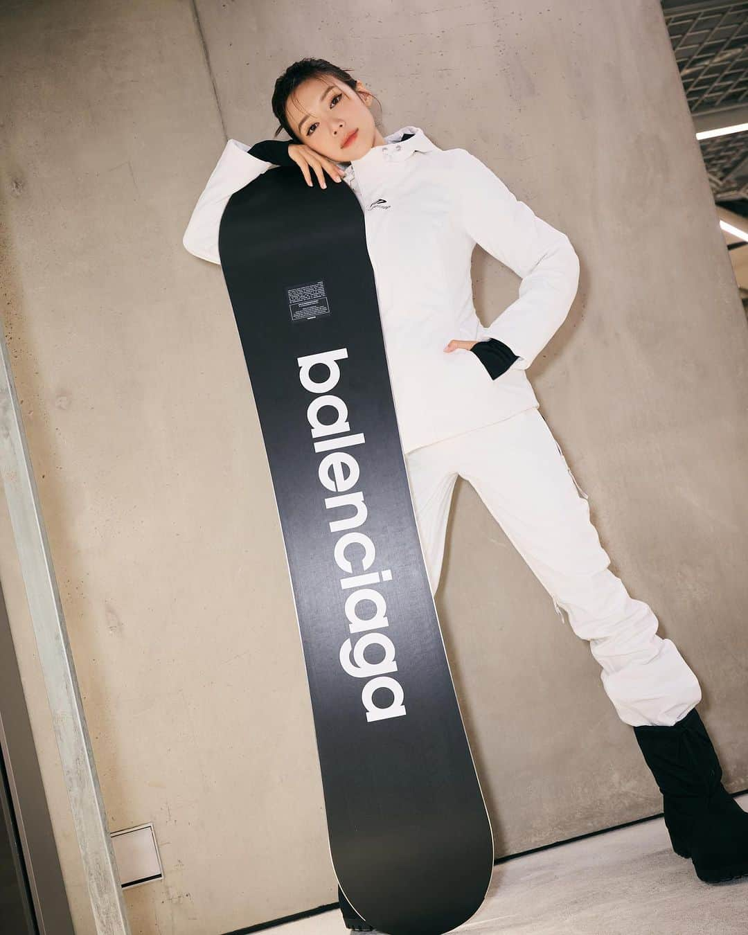 Elva Niさんのインスタグラム写真 - (Elva NiInstagram)「Summer was great as always but I’m ready for some winter skiing 🎿  @balenciaga  #balenciagaskiwear」11月21日 17時25分 - misselvani