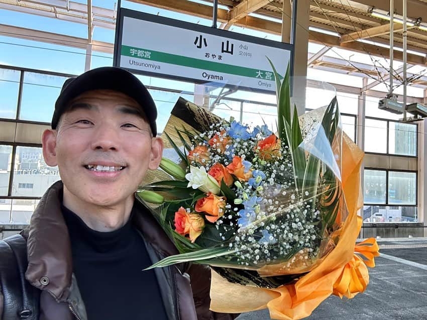 木山裕策のインスタグラム：「今日は栃木県小山市に来ております。  講演会では、幼稚園児の保護者の方々に向けて、木山家の子育てについて沢山お話させていただきました。  後半は恒例のミニコンサート。今日もKANさんの「愛は勝つ」を歌いましたよ。本当に素敵なメッセージが込められた楽曲です🎶  本日もありがとうございました😊‼️」