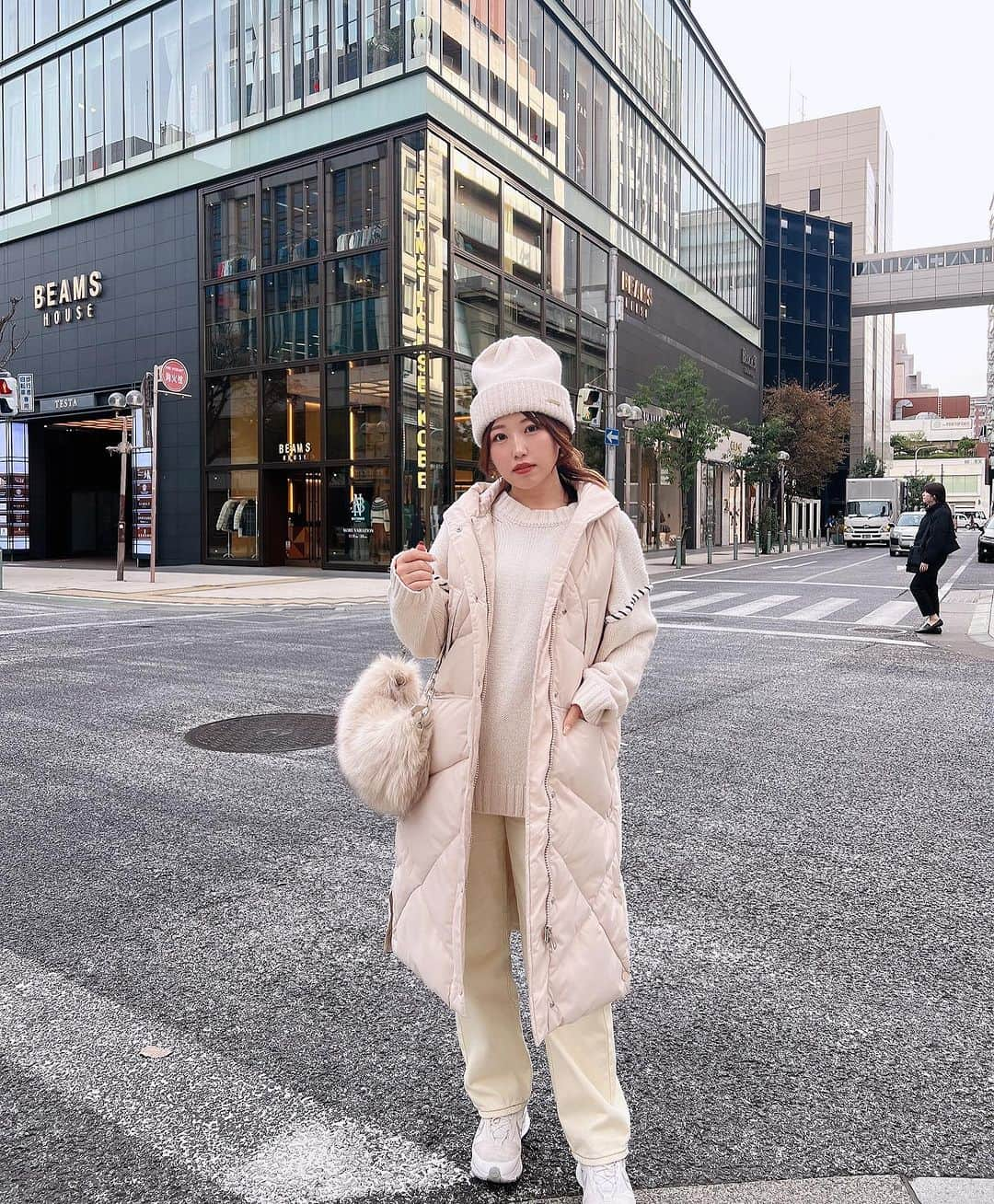 リナフランチェスカさんのインスタグラム写真 - (リナフランチェスカInstagram)「White coordinate in Kobe❄‪🤍‪ もうすぐ神戸コレクションだね♡♡  この日はホワイトコーデ組んでみました💗  ロングダウンベストは SHEINで今年買ったものでめちゃくちゃお気に入り😍  【ジッパーアップ フード付き ベストパファーコート】 157cmだけど、中に厚着するの考えて M(JP-XL)にしたけどちょうどよかった🙆‍♀️  11/27までBLACK FRIDAYセールしてて 30万点以上の人気アイテムが最大90%OFFの値下げしてて、 このベストはなんと￥3125でした😳  ちなみに、、、 ニット帽も、バッグもパンツもSHEINです🤫   要チェックですよ〜♡  PR @sheinofficial @shein_japan ～BLACK FRIDAYSALE～ 試すたび、好きが見つかる。届くたび、好きが増えてく。  #SHEINblackfriday  #SHEINGoodFinds  #SHEIN購入品 #BeSHEINモデル #SHEINforAll  #loveshein  #ad #saveinstyle #fashion #ootd #オールホワイトコーデ #ホワイトコーデ #白コーデ #whitefashion #whitecoordinate #winterfashion #大人カジュアル #ニット帽コーデ」11月21日 17時25分 - rinachesca