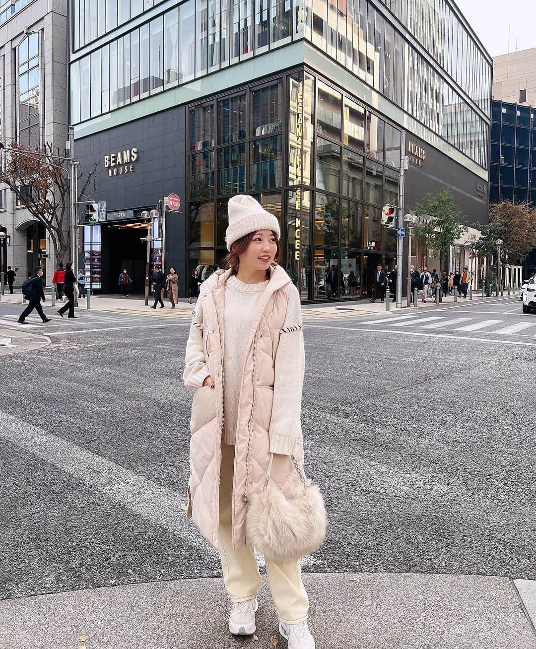 リナフランチェスカさんのインスタグラム写真 - (リナフランチェスカInstagram)「White coordinate in Kobe❄‪🤍‪ もうすぐ神戸コレクションだね♡♡  この日はホワイトコーデ組んでみました💗  ロングダウンベストは SHEINで今年買ったものでめちゃくちゃお気に入り😍  【ジッパーアップ フード付き ベストパファーコート】 157cmだけど、中に厚着するの考えて M(JP-XL)にしたけどちょうどよかった🙆‍♀️  11/27までBLACK FRIDAYセールしてて 30万点以上の人気アイテムが最大90%OFFの値下げしてて、 このベストはなんと￥3125でした😳  ちなみに、、、 ニット帽も、バッグもパンツもSHEINです🤫   要チェックですよ〜♡  PR @sheinofficial @shein_japan ～BLACK FRIDAYSALE～ 試すたび、好きが見つかる。届くたび、好きが増えてく。  #SHEINblackfriday  #SHEINGoodFinds  #SHEIN購入品 #BeSHEINモデル #SHEINforAll  #loveshein  #ad #saveinstyle #fashion #ootd #オールホワイトコーデ #ホワイトコーデ #白コーデ #whitefashion #whitecoordinate #winterfashion #大人カジュアル #ニット帽コーデ」11月21日 17時25分 - rinachesca