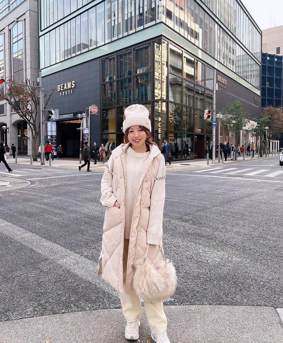 リナフランチェスカさんのインスタグラム写真 - (リナフランチェスカInstagram)「White coordinate in Kobe❄‪🤍‪ もうすぐ神戸コレクションだね♡♡  この日はホワイトコーデ組んでみました💗  ロングダウンベストは SHEINで今年買ったものでめちゃくちゃお気に入り😍  【ジッパーアップ フード付き ベストパファーコート】 157cmだけど、中に厚着するの考えて M(JP-XL)にしたけどちょうどよかった🙆‍♀️  11/27までBLACK FRIDAYセールしてて 30万点以上の人気アイテムが最大90%OFFの値下げしてて、 このベストはなんと￥3125でした😳  ちなみに、、、 ニット帽も、バッグもパンツもSHEINです🤫   要チェックですよ〜♡  PR @sheinofficial @shein_japan ～BLACK FRIDAYSALE～ 試すたび、好きが見つかる。届くたび、好きが増えてく。  #SHEINblackfriday  #SHEINGoodFinds  #SHEIN購入品 #BeSHEINモデル #SHEINforAll  #loveshein  #ad #saveinstyle #fashion #ootd #オールホワイトコーデ #ホワイトコーデ #白コーデ #whitefashion #whitecoordinate #winterfashion #大人カジュアル #ニット帽コーデ」11月21日 17時25分 - rinachesca