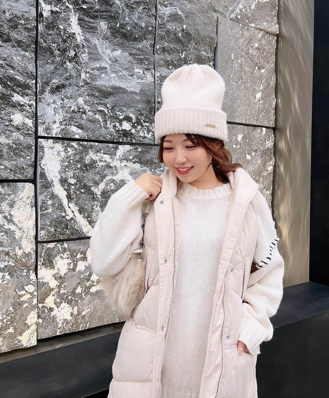 リナフランチェスカさんのインスタグラム写真 - (リナフランチェスカInstagram)「White coordinate in Kobe❄‪🤍‪ もうすぐ神戸コレクションだね♡♡  この日はホワイトコーデ組んでみました💗  ロングダウンベストは SHEINで今年買ったものでめちゃくちゃお気に入り😍  【ジッパーアップ フード付き ベストパファーコート】 157cmだけど、中に厚着するの考えて M(JP-XL)にしたけどちょうどよかった🙆‍♀️  11/27までBLACK FRIDAYセールしてて 30万点以上の人気アイテムが最大90%OFFの値下げしてて、 このベストはなんと￥3125でした😳  ちなみに、、、 ニット帽も、バッグもパンツもSHEINです🤫   要チェックですよ〜♡  PR @sheinofficial @shein_japan ～BLACK FRIDAYSALE～ 試すたび、好きが見つかる。届くたび、好きが増えてく。  #SHEINblackfriday  #SHEINGoodFinds  #SHEIN購入品 #BeSHEINモデル #SHEINforAll  #loveshein  #ad #saveinstyle #fashion #ootd #オールホワイトコーデ #ホワイトコーデ #白コーデ #whitefashion #whitecoordinate #winterfashion #大人カジュアル #ニット帽コーデ」11月21日 17時25分 - rinachesca