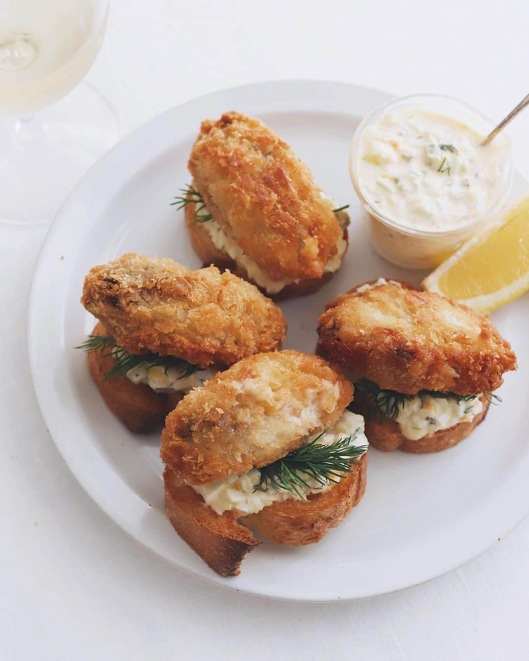 樋口正樹さんのインスタグラム写真 - (樋口正樹Instagram)「Fried oyster toast 🦪  タカキベーカリーのレシピより 牡蠣フライのタルタルトースト😋  フランスパンを軽くトーストし 作りたての自家製のタルタルと 揚げたての牡蠣フライを重ねた おいしいに決まってる組み合せ👍  ちなみに、本日１１月２１日は 牡蠣フライの日なんですってー🤗  @takaki_bakery_official.  . #牡蠣フライ #カキフライの日 #石窯バタール #タカキベーカリー #広島産牡蠣 #広島のパン #takakibakery #pr」11月21日 17時50分 - higuccini