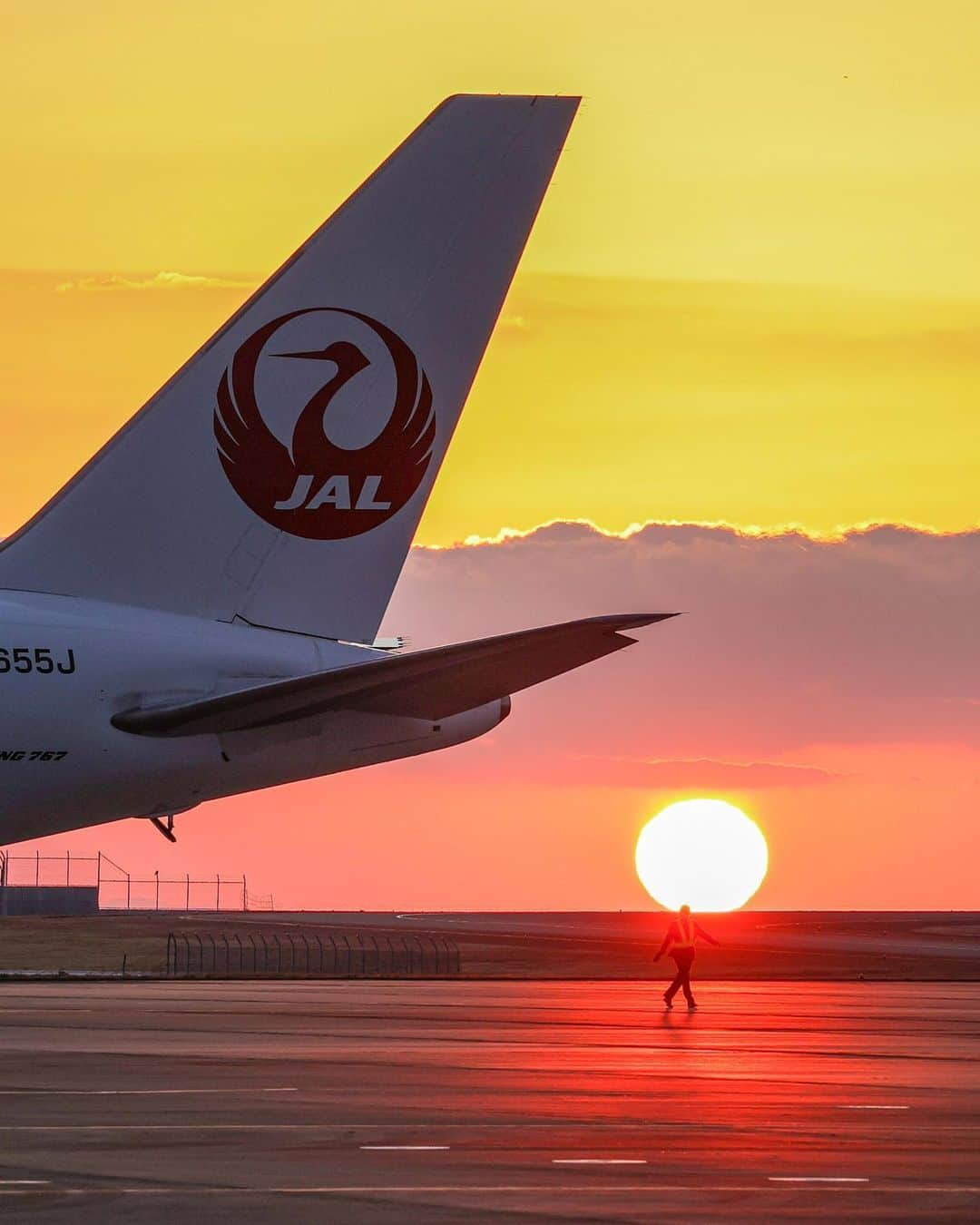 JALのインスタグラム：「. 朝方の空に広がる鮮やかな #グラデーション 🌅 #WorldlyNovember . . Photo by @asaasa.y.m Post your memories with #FlyJAL  #JapanAirlines #JAL #airplane #✈︎ #徳島 #徳島阿波おどり空港 #ボーイング767 #朝焼け #グラデーション #飛行機 #飛行機写真 #飛行機撮影 #飛行機のある風景 #飛行機のある空 #飛行機好き #鶴丸 #旅行 #日本航空」