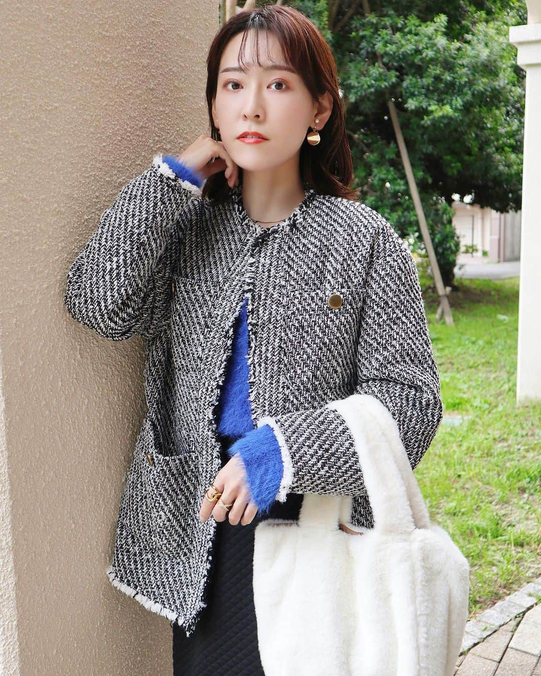 高橋晴香さんのインスタグラム写真 - (高橋晴香Instagram)「#coordinate  ⁡ ⁡ プチプラコーデ♡ ⁡  秋冬注目の ⁡  ツイードジャケット🤍🖤   オンオフなど普段使いにも使えて、幅広いシーンで活躍できるのが魅力✨   セーターは色鮮やかなブルーに💙 ⁡  bagは白のもこもこを合わせたよ🫶   どれも @paseos_official のもので、プチプラすぎる！！ ⁡  トレンドアイテム多いし、お得感ある👌   ⁡ ツイードジャケット(4457140303)→税込5170円  セーター(4110204414)→税込2189円   スカート(4353164741)→税込1969円    bag(3251221361)→税込990円(期間限定でお得に購入できた！)   　 #PR #コーデ #code #outfit #ootd #fashion #お洋服 #晴香コーデ #プチプラコーデ #パシオス #PR #パシオスコーデ #秋冬コーデ #大人カジュアル #大人カジュアルコーデ #きれいめカジュアル #スカートコーデ #ツイードジャケット #プチプラ」11月21日 17時30分 - haruka_takahashi0127