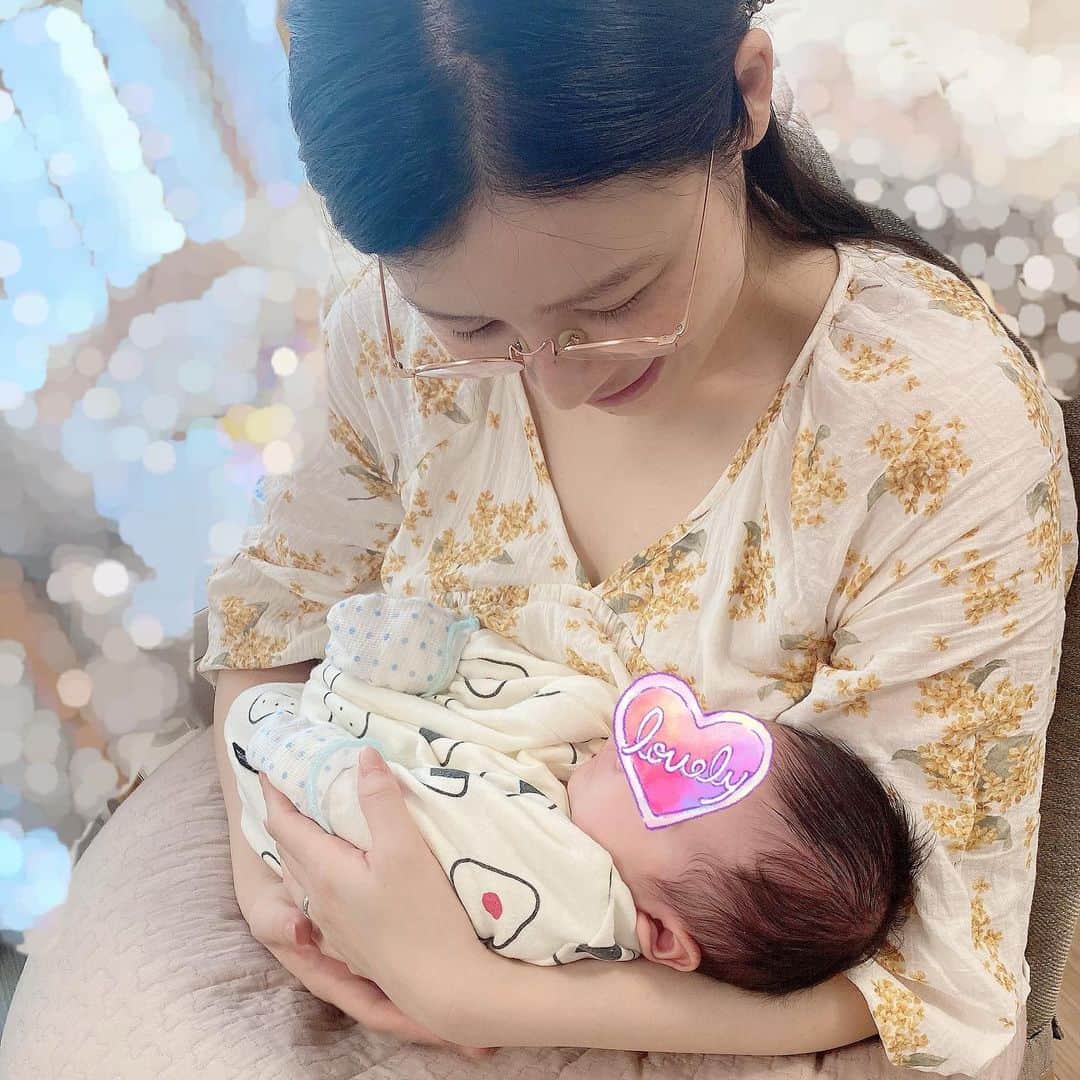 矢口真里のインスタグラム：「昨日ね✨ やっとてじさんと、 てじさんの宝物に会えました🥹✨ めっちゃくちゃ可愛かったーーー🥹✨ てじさん本当に良かったね♡ 可愛い可愛いと抱っこしてるてじさんが 凄く愛おしかったです🥹✨ ちぃちゃくて柔らかくて色んな表情してて、 とてもとても癒されました✨ 改めて心からおめでとう✨  ゆしんと一緒に行ったんだけど、 ゆしんの抱っこがすんごい上手でビックリした😂✨ うちの子達もいっぱい抱っこしてもらったから、 なんか慣れてきたみたい😂✨ それも愛しい☺️✨  夕飯は松尾さんが家に来てと、 昨日は会いたい人に会えた一日でした😂✨ 最後、急な松尾さんでビックリしないでねwww😂」
