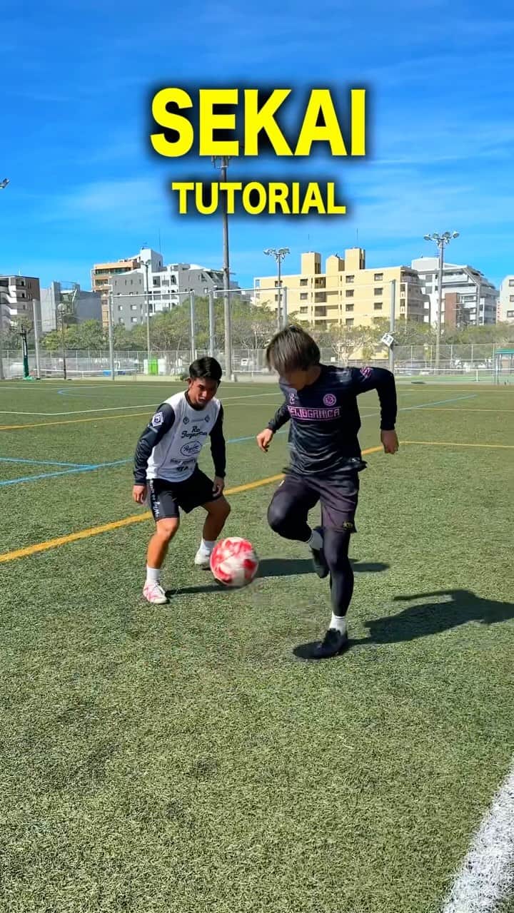 タクヤのインスタグラム：「Can you do this?😁 #shorts #football #soccer #footballskills #soccerskills」