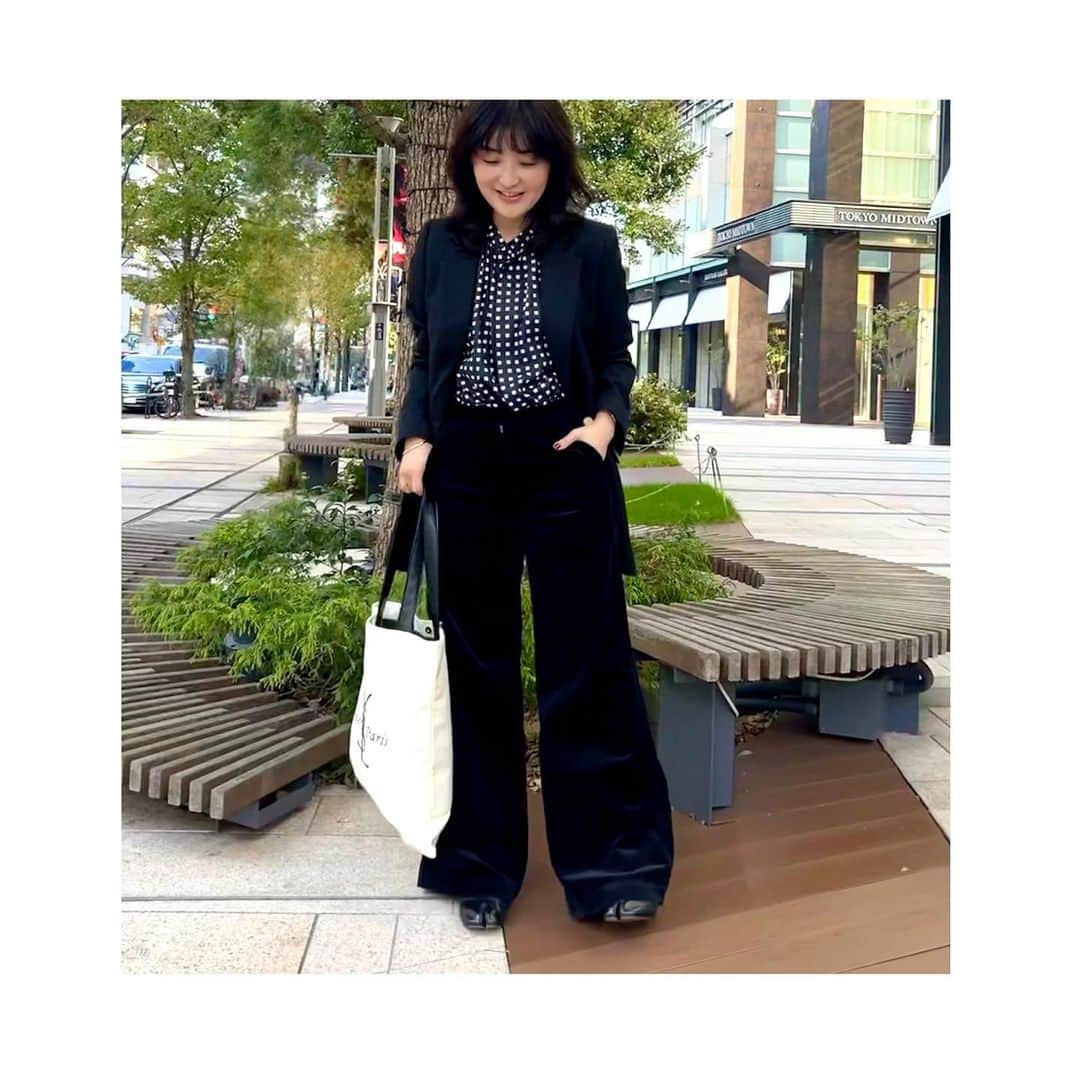 室井由美子さんのインスタグラム写真 - (室井由美子Instagram)「Today's Outfit 昨日のYSL展に触発されて、思わずメンズライクなJK& コーデュロイワイドPT。ふっくらしたスリーブが可愛い ブラウスは @hyke_official 。スタッフに好評だったバッグは @thenationalartcentertokyo で購入。ポーチ付きで便利 ・ #写真を撮っていたらお声をかけてくださった方 #どうもありがとうございました #とても嬉しかったです🫶 #hyke #yvessaintlaurent #ysl #saintlaurent  #maisonmargiela #uniqloc #thenationalartcentertokyo  #きれいめコーデ #きれいめカジュアル #40代コーデ #エレガントコーデ」11月21日 17時45分 - yumikomuroi