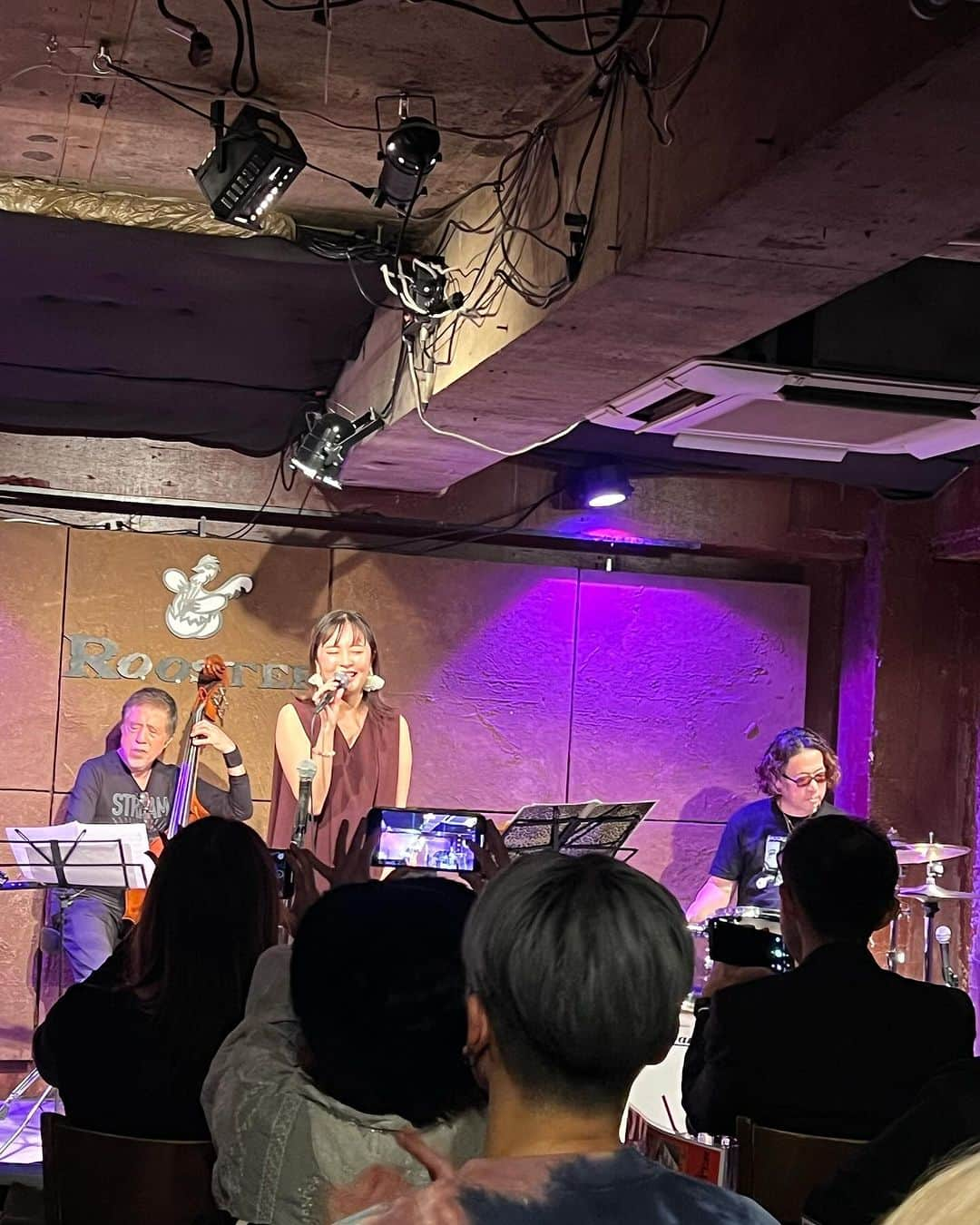 城咲仁さんのインスタグラム写真 - (城咲仁Instagram)「昨夜は妻、加島ちかえのライフワークのJAZZライブへ  夫ながら、彼女は凄いなと思います 歌も上手いけど『一生歌を歌っていきたい』と志して バカにされた時期、悔しい日々を乗り越えて毎日コツコツと歌を勉強して、こうして今は素晴らしいレジェンドミュージシャンの演奏で楽しそうに歌っている  やり切っているのである  あっぱれである  最近の問題になっている事に共通するのは この その覚悟や生きる為の姿勢や志しがないのである 昨日の生放送、正直どっと疲れました  頼むから【何も考えずに人を不幸にしている事】の 大罪に気付いてくれと思う  一部のホストがとか、いちいち言わさないでくれ 自分が責任持たない行動すれば 同業者にも迷惑がかかるという 【当たり前】を考えられていない事を  18年も前に自分がプライドを持ってやっていた ホストという仕事を今更、こんなかたちでテレビに出て話すなんて  でも そんな気持ちをウチの大好きな妻は歌とステージで 忘れさせてくれました  彼女は多分フジテレビからかえってきた私の雰囲気を読み取ったのだと思う 相手にさりげない優しさ＝沈黙の気遣い なんだと思う 凄い嫁  ライブ  終了後、ずっと東京に出てきてから音楽活動を支えてくれている、GLAYさんや氷室京介さんのドラマー 永井利光さんこと、最高に優しい兄貴トシさんと撮影  不思議です 氷室京介さんのライブでいつも観ていた 素晴らしいレジェンドミュージシャンとこうして 一緒にお酒を飲んだりできるとは、、、  人生は真摯に生きていけばたくさん道はひらかれて 幸せと奇跡が訪れるんだなと  今、人を不幸にしている人は変わってほしい  さて、公器を持って頑張りますか いよいよ ◉城咲仁プロデュース初のフライパン4点セットが 11/22日に発売になります めちゃくちゃオシャレで焦げ付きにくく 熱の伝導率に優れた10層加工を施したフライパンになります 中々、すごいフライパンに仕上がりましたので お楽しみに！ 通販初登場になります。  ◉また同日11/22日お昼12:00時より 丸鶴魂一周特別感謝セットを再販売致します 今回限りの特別セットになります チャーシュー炒飯3食、エビ炒飯2食【新商品】 おつまみチャーシュー【新商品】 丸鶴オリジナルロゴ入りMyレンゲ【非売品プレゼント】のセットになります 詳しくは丸鶴魂をご覧下さい  https://maruturusoul.base.shop  丸鶴本店の再会はしばらくお待ちください。  【お知らせ】  ◆「あの人のチャーハン」のインタビュー記事の前編、ただいま公開になりました チャーハンを通して26年ぶりに父と和解した(元カリスマホスト、タレント・城咲仁) 【前編】  https://nhkbook-hiraku.com/n/n67fe632c67f6  後編は12/15配信予定です。  ◆街録ch【YouTube】に2回目の出演致しております 11/18日（土）18:00〜公開になりました  ◆11/22日（水）朝7:00時QVC初めての枠に出ます 城咲仁プロデュースのフライパンセットを紹介致します！テレビ通販⭐️初登場です めちゃくちゃオシャレで軽くて何より焦げ付きにくいすごいフライパンになります。  ◆11/22日皆様からのたくさんのお声にお応えすべく 丸鶴魂一周特別感謝セットを再販売致します 今回限りの特別セットになります チャーシュー炒飯3食、エビ炒飯2食【新商品】 おつまみチャーシュー【新商品】 丸鶴オリジナルロゴ入りMyレンゲ【非売品プレゼント】のセットになります 詳しくは丸鶴魂をご覧下さい  https://maruturusoul.base.shop  ◆11/25日（土）お昼12:00時よりQVC生放送  ◆ 12/21日発売、週刊女性1205号で現代のホストについてのインタビューを受けています 是非ご覧ください  #城咲仁  #プロデュース #フライパン #丸鶴魂 #丸鶴炒飯 #町中華 #街録ch  #qvc #インタビュー #週刊女性 #フジテレビ #モーニング8  #ホスト #売掛」11月21日 17時39分 - shirosaki_jin_official