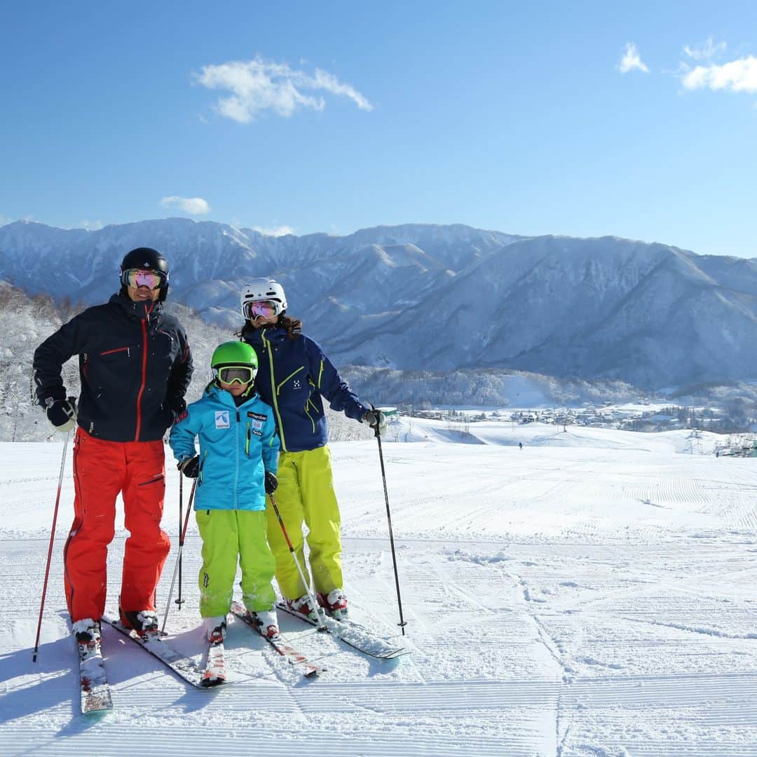 栂池高原スキー場さんのインスタグラム写真 - (栂池高原スキー場Instagram)「📣こんな方は #つがいけマウンテンリゾート へ！  ・スキーデビュー/初心者の方 👉幅広で広大な緩斜面が続くコースをご用意。 また、ノンスキーヤーでも楽しめるスノーアクティビティも充実してます！  ・景色も楽しみたい 👉北アルプスの絶景が楽しめます！  ・長距離コースで滑りたい 👉約5kmのロングクルージングが楽しめます！  ・親子でがっつりスキー/スノーボードを楽しみたい方 👉スキー＆スノボスクールを開催。お子さまのスクール中、親御さまも満喫いただけます！ 小学生以下のお子さまがいらっしゃる方にはお得な #NSDキッズプログラム がおすすめ！ 詳細はハイライトをご覧ください！  この冬はぜひ、つがいけマウンテンリゾートで想い出を作ってください♪  今シーズンも皆様のご来場お待ちしております⛷️🏂  早割シーズン(～11/30まで)&早割リフト(~12/8)も販売中です！！ 詳しくは栂池公式ホームページ @tsugaike_kogen プロフィールURLよりご覧頂けます✨  📣If you are these kind of people, we ensure that you will have fun at #TsugaikeMountainResort ！ Those aiming for ski debut/beginner 👉We offer a wide course with a wide, gentle slope. Also, there are many non-ski activities that you can enjoy!  ・Those who wants to enjoy the view 👉Enjoy the breath-taking view of the Northern Alps！  ・Those who want to enjoy a long course 👉We offer a single course with roughly 5km long distance!  ・Those who want to enjoy skiing and snowboarding together with family! 👉We offer ski and snowboard school, also taught in English! While the children are taking ski lessons, parents can enjoy skiing to the fullest! For those with children in elementary school and under! We recommend you to join the #NSDKidsProgram!  For more information, you can check our profile highlight!  Let's make many happy memories together at Tsugaike Mountain Resort this winter season!♪  Early bird season pass sale (~11/30) & Early bird lift ticket (~12/8) are currently on sale! For more information, check our official website! @tsugaike_kogen check the link in our URL profile!✨  #ski #snowboard #スキー #スノボ #スキーデビュー #スノボデビュー #スキーキッズ #スノボキッズ #nsdキッズプログラム #キッズプログラム #キッズ応援 #北アルプス #白馬山麓 #長野県 #白馬つがいけsnowwow  #白馬 #栂池高原スキー場 #栂池高原 #栂池 #つがいけマウンテンリゾート #tsugaike #hakuba」11月21日 17時41分 - tsugaike_kogen