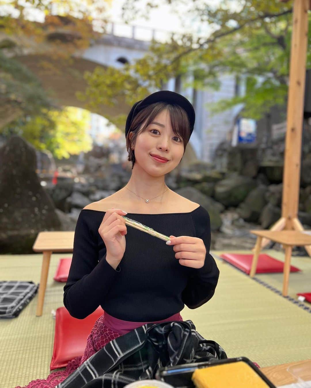 小林由依さんのインスタグラム写真 - (小林由依Instagram)「* 人生初！ 川床で老舗グルメを食べる贅沢体験をしてきた🥢 ⁡ 王子駅からすぐのところにある「音無親水公園」で 江戸時代から続く伝統メニュー、 ⁡ ・「扇屋」の親子焼き卵 ・「石鍋商店」のあんみつ ⁡ をいただいたよ🐇 ⁡ ちょうど紅葉がすこし始まってきてたので 景観がきれいでとても癒されました🍁 ⁡ 公園でのイベント期間中の週末は、 この川床をステージに いろんな伝統芸能の公演が行われるんだそう🏮 ⁡ 「音無かわどこ舞台」のイベントも開催中で ⁡ ⁡ 川床での老舗グルメと伝統芸能の舞台、紅葉が楽しみたい方は ぜひこちらの公園行ってみてね！ ⁡ イベントの詳細は画像で載せておきます🙆‍♀️ ⁡ ⁡ ⁡ PR @instaprkita #音無親水公園 #川床 #老舗グルメ #王子グルメ #北区グルメ #和食グルメ #公園イベント」11月21日 17時42分 - yui.minny.now