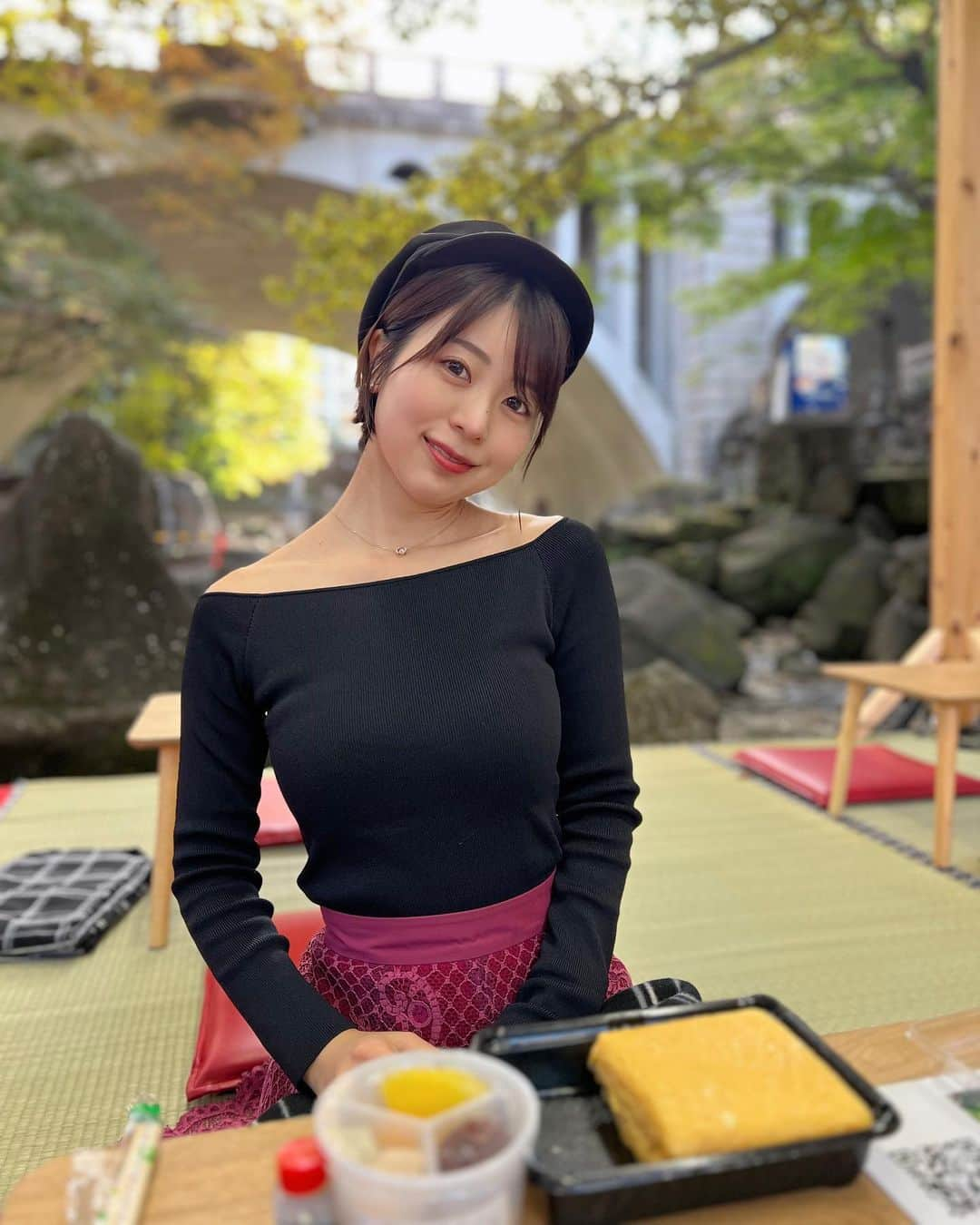 小林由依さんのインスタグラム写真 - (小林由依Instagram)「* 人生初！ 川床で老舗グルメを食べる贅沢体験をしてきた🥢 ⁡ 王子駅からすぐのところにある「音無親水公園」で 江戸時代から続く伝統メニュー、 ⁡ ・「扇屋」の親子焼き卵 ・「石鍋商店」のあんみつ ⁡ をいただいたよ🐇 ⁡ ちょうど紅葉がすこし始まってきてたので 景観がきれいでとても癒されました🍁 ⁡ 公園でのイベント期間中の週末は、 この川床をステージに いろんな伝統芸能の公演が行われるんだそう🏮 ⁡ 「音無かわどこ舞台」のイベントも開催中で ⁡ ⁡ 川床での老舗グルメと伝統芸能の舞台、紅葉が楽しみたい方は ぜひこちらの公園行ってみてね！ ⁡ イベントの詳細は画像で載せておきます🙆‍♀️ ⁡ ⁡ ⁡ PR @instaprkita #音無親水公園 #川床 #老舗グルメ #王子グルメ #北区グルメ #和食グルメ #公園イベント」11月21日 17時42分 - yui.minny.now