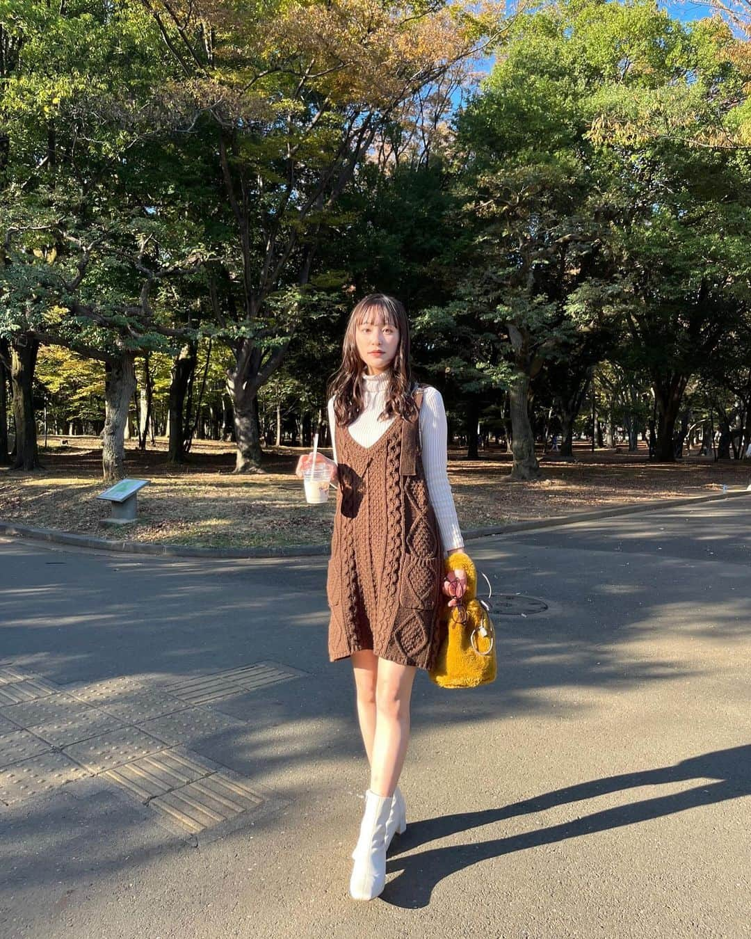 鈴木美羽のインスタグラム：「秋コーデ🍂  光に当たると目茶色くなる👀」