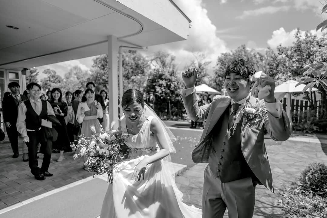 ラヴィ•ファクトリーのインスタグラム：「【写真で叶える結婚式】 . 定番のウェディングフォトも あえてモノクロ写真にすることで一層おしゃれに！  この絶妙なレトロ感が今っぽくて素敵♡ . —————— ラヴィファクトリー:@hiroshima_laviefactory Photographer: @tsubasagram283 AREA:JAPAN,HIROSHIMA —————— @laviefactoryをフォローして #laviefactory #ラヴィファクトリー のハッシュタグをつけて お写真を投稿してみてくださいね* . こちらの公式IG（@laviefactory） で取り上げさせていただきます✨ . 思わず笑顔になれるハートのある 「家族写真」はラヴィクルール* >>>@laviecouleur_official . #wedding #weddingphotography #photo #ハートのある写真 #instawedding #結婚写真 #ウェディング #ウェディングフォト #撮影指示書 #ロケーションフォト #前撮り #写真好きな人と繋がりたい #フォトウェディング #卒花 #後撮り #ウェディングニュース #前撮り小物 #前撮りフォト #前撮りアイテム #ウェディング撮影 #撮影構図 #前撮りアイディア #撮影指示書 #花嫁コーディネート #花嫁コーデ #モノクロ写真 #モノトーン #おしゃれ花嫁」