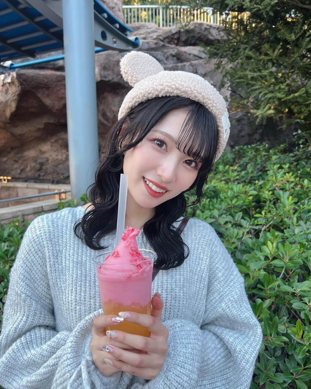 星野理沙のインスタグラム：「🐭💗💛  もうこの飲み物見るだけで寒くなる季節になっちゃった〜 クリスマスもディズニー行きたいな🎄✨❄️ BGM聴いてるだけでテンションあがる、、、！  引っ越してきてからやっと服買ったから明日の電話特典会と金曜日のトークイベントは可愛いの着るぞ！寒いと本当に服着る気力なくなる、夏もないけど  #ディズニーシー #黒髪メイク #アイドル」