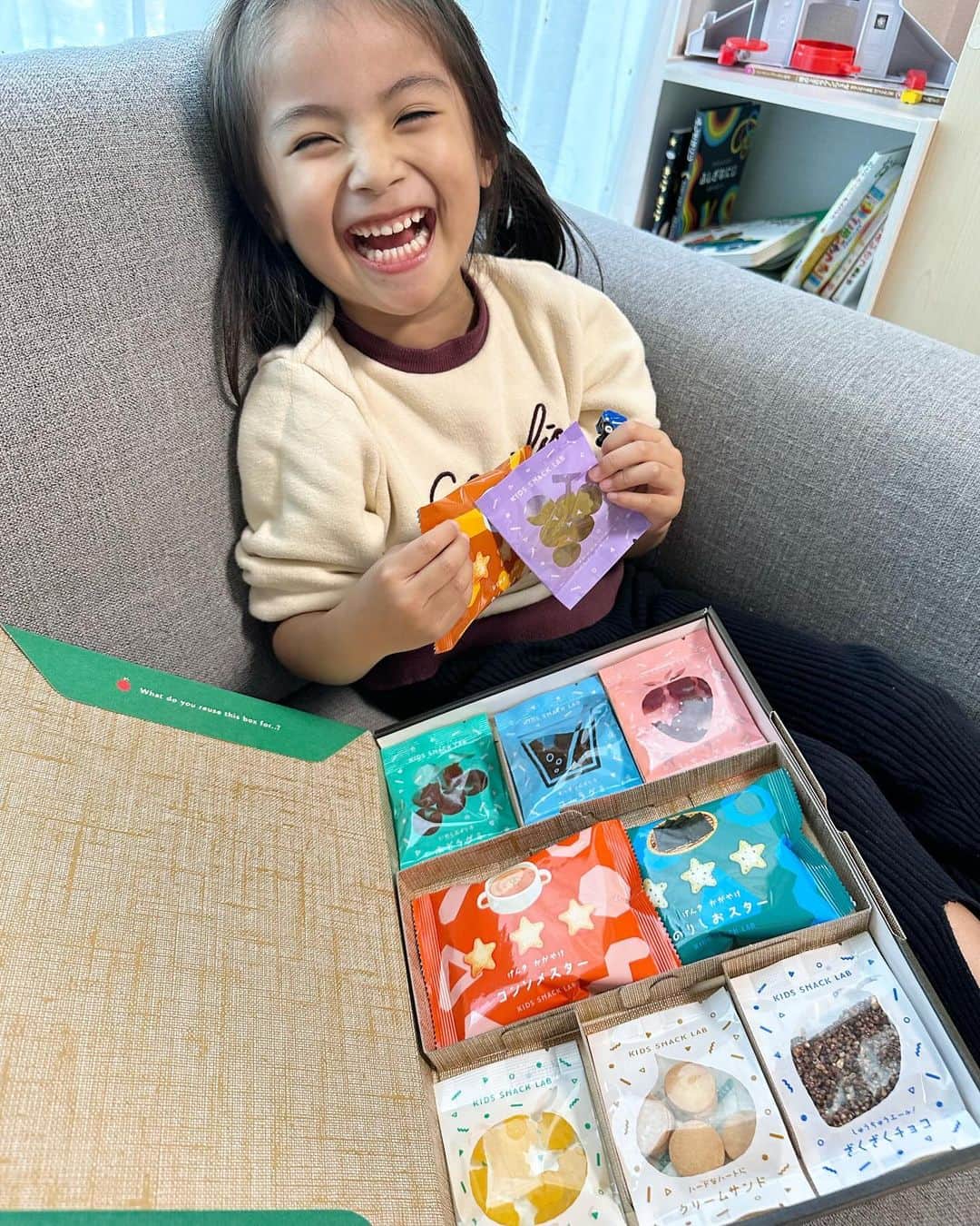 佐藤あやのインスタグラム：「娘に素敵なお菓子のプレゼントが届きました🎁 子供を持つご家庭ならあるあるだと思うけど娘はお菓子が大好きで、、、笑 ご飯よりもおやつ食べたーい！となって困ることもしばしば💦  このお菓子は素材にもこだわっていて、しかもビタミンや乳酸菌などの栄養素も入っているんだって✨ どうせおやつをあげるなら栄養とってほしいのでこれはほんと有難い😂  しかもパッケージも可愛くておしゃれ！！ シールも付いていたので早速貼って遊んでいました🥰 こういうのどんどん増えてくれたら嬉しいな〜✨  #PR#kidssnacklab#お菓子#子供のいる生活」