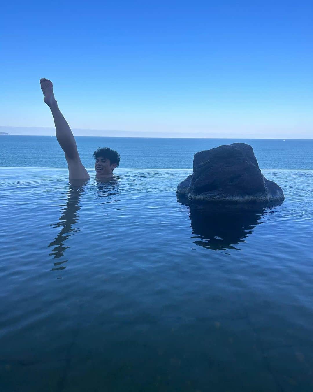 小島よしおのインスタグラム：「キンドニーチのロケで鳥取県へ。  早朝の境港でのカニから始まり  水木ロードでは目玉オヤジ  皆生温泉でインフィニティー！  ラストは大山寺！地蔵作りにチャレンジ！  めっちゃ濃い1日でした😍　  愛知のみなさんお楽しみに‼️ 全国のみなさんもロキポで見れます🎉」