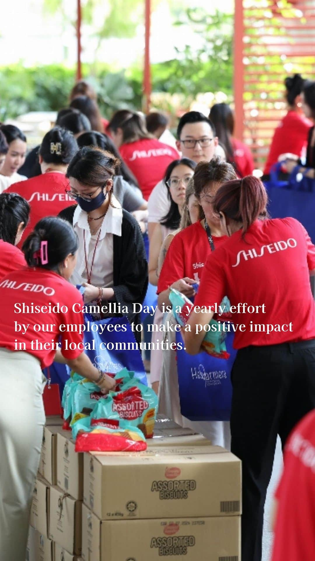 資生堂 Shiseido Group Shiseido Group Official Instagramのインスタグラム：「Shiseido Camellia Day is a yearly effort by our employees to make a positive impact in their local communities.   In 2023, Shiseido Travel Retail, Shiseido Asia Pacific and Shiseido Singapore elevated this commitment by extending it into a week-long celebration of philanthropy and volunteerism in Singapore, with the goal to raise awareness about social issues and empower our employees to be changemakers.  Over 150 employees dedicated their time and skills in support of local charity partners  @halogensg @heartwarmersvolunteer @radinmassmc @thescwo @unitedwomensingapore and their beneficiaries.  From mentoring underserved youths and raising funds for equitable opportunities for women and girls to providing essential food packs for low-income families, Camellia Week 2023 was filled with shared purpose, camaraderie, and reminded us of the positive impact we can have as a collective.   世界中の資生堂社員による社会貢献の日「資生堂カメリアデー」。   2023年、資生堂トラベルリテール、資生堂アジアパシフィック、資生堂シンガポールは、社会問題への関心を高め、社員がチェンジメーカーとなることを目的に、シンガポールにおける慈善活動とボランティア活動を1週間で実施しました。   150人以上の社員が自分自身の時間とスキルを活用し、@halogensg  @heartwarmersvolunteer @radinmassmc @thescwo @unitedwomensingapore とその受益団体など地元のチャリティ・パートナーを支援しました。   恵まれない青少年への指導や、女性と女児に公平な機会を提供するための資金集め、低所得世帯に必要な食料パックの提供まで、「資生堂カメリアデー2023」は、会社の目的を共有し、仲間意識を高め、私たちがポジティブな影響を与えられることを再認識させてくれました。  #ShiseidoCamelliaWeek2023 #Shiseido #APAC #ShiseidoTravelRetail #BeautyInnovationsForABetterWorld  #資生堂」