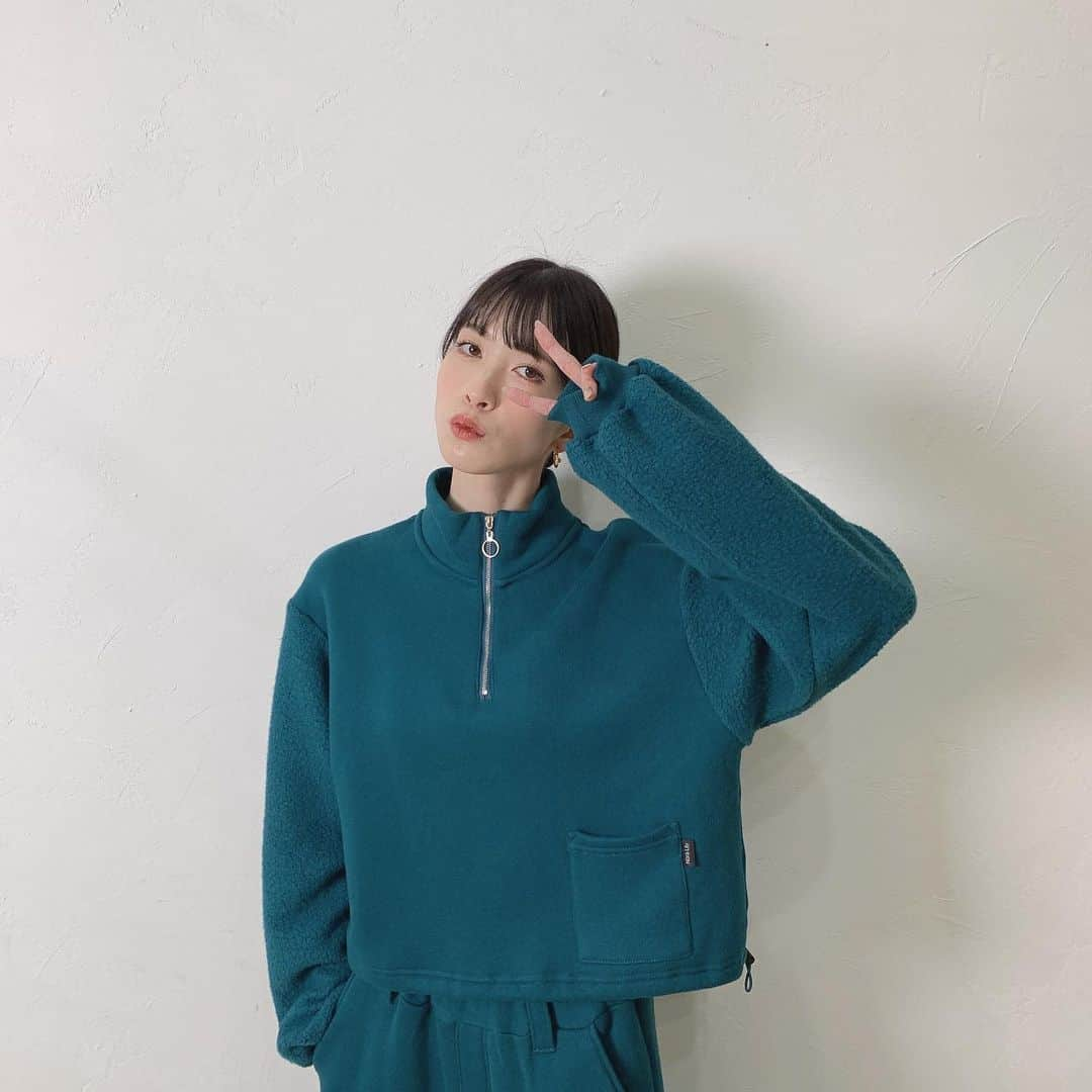 うちだゆうほさんのインスタグラム写真 - (うちだゆうほInstagram)「発売中🙆🏻‍♀️ @noralily_official  ☑︎ Moc Neck Warm Half Zip Pull Over Sweat ☑︎ Wide Silhouette Blocking Sweat Pants」11月21日 17時49分 - uchidayuho