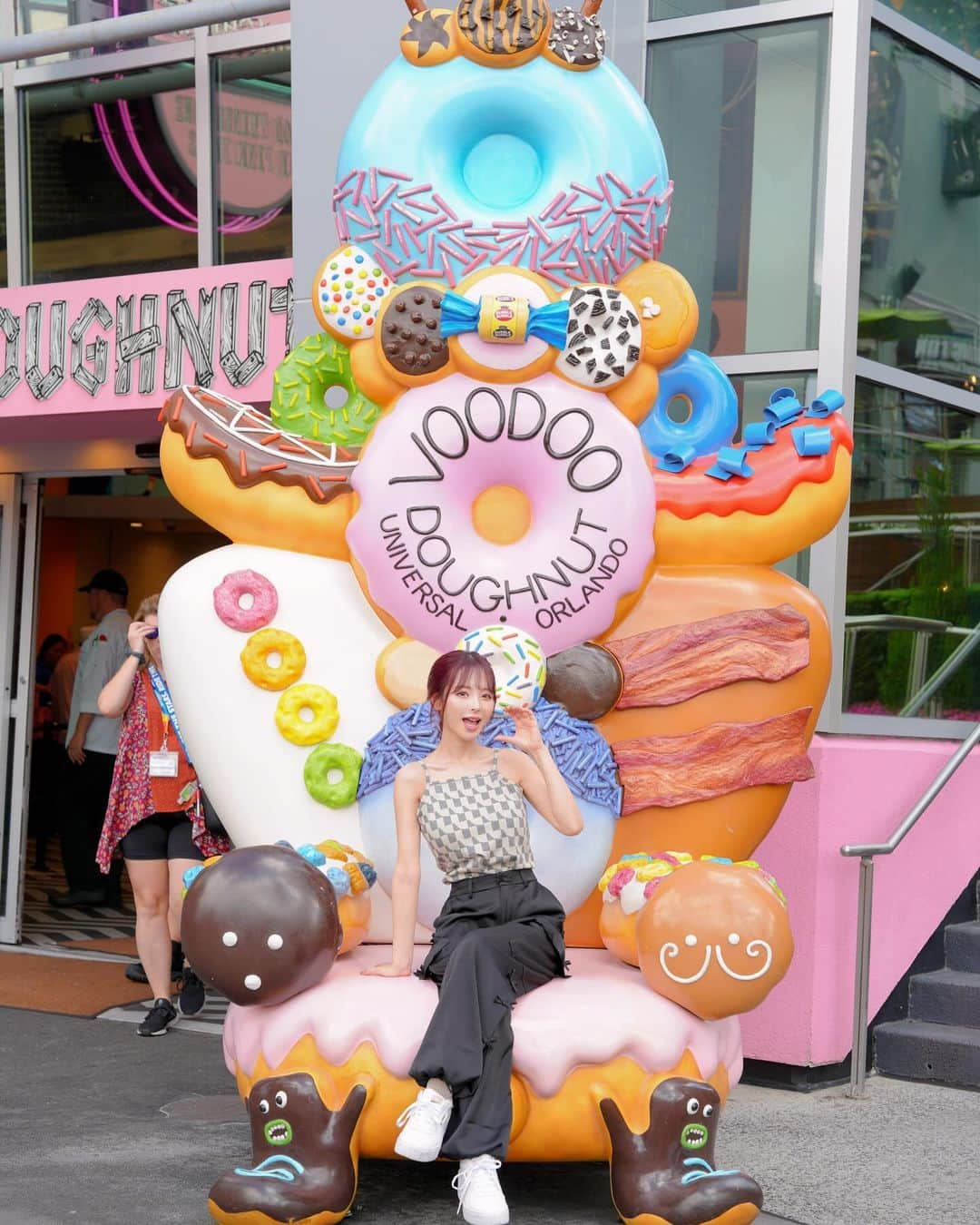 桃乃木かなさんのインスタグラム写真 - (桃乃木かなInstagram)「🍩🍩🍩  めちゃくちゃ可愛いドーナツ屋さん！ 食べたのはシンプソンズのカードフードのドーナツ 甘〜〜〜〜かった.ᐟ.ᐟ笑 シェアして食べるのには適してたよ✌︎  #ユニバーサルスタジオフロリダ  #USF」11月21日 17時50分 - kana_momonogi