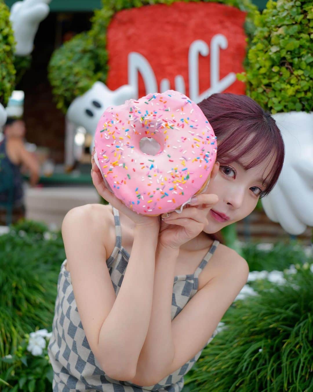 桃乃木かなのインスタグラム：「🍩🍩🍩  めちゃくちゃ可愛いドーナツ屋さん！ 食べたのはシンプソンズのカードフードのドーナツ 甘〜〜〜〜かった.ᐟ.ᐟ笑 シェアして食べるのには適してたよ✌︎  #ユニバーサルスタジオフロリダ  #USF」