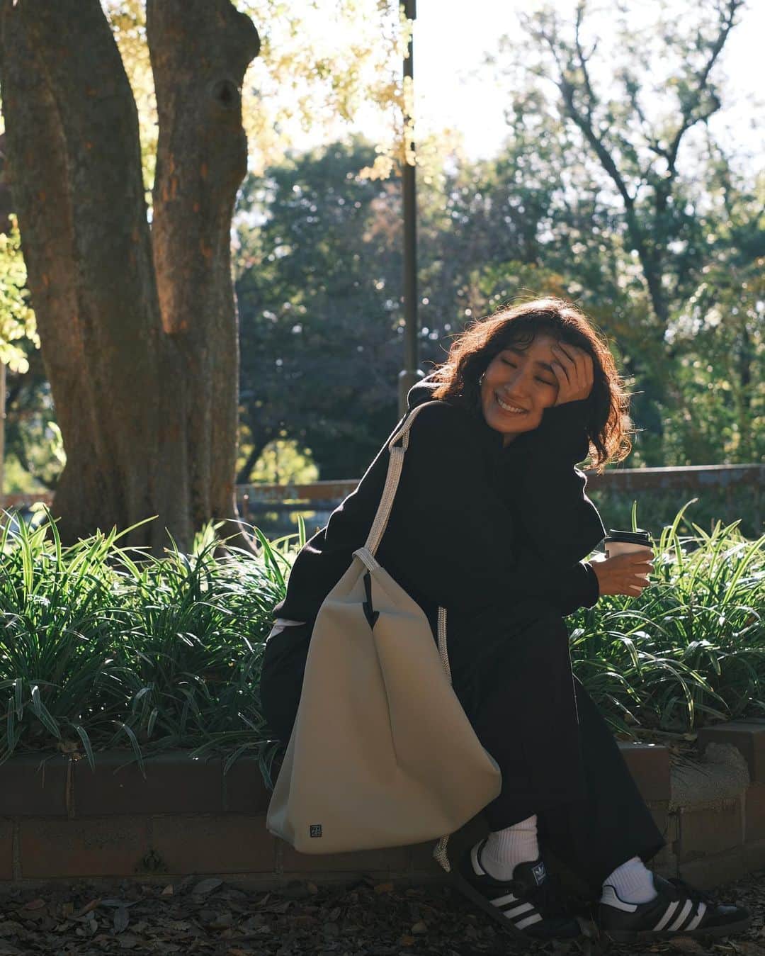 安藤沙耶香のインスタグラム：「@stateofescape.japan の最新モデル ソルスティスシリーズのrucksack  去年使いに使いまくった ソジョーンシリーズのminiが手元にあるので 今回はビッグサイズをチョイス  水洗いできるから 敢えてブラックを外して♡  子供達との公園遊び 最近始めたシュノーケリングレッスンに 週に2回のジムやピラティスに  ガシガシ使う予定です◎  #stateofescape  #ステートオブエスケープ#pr」