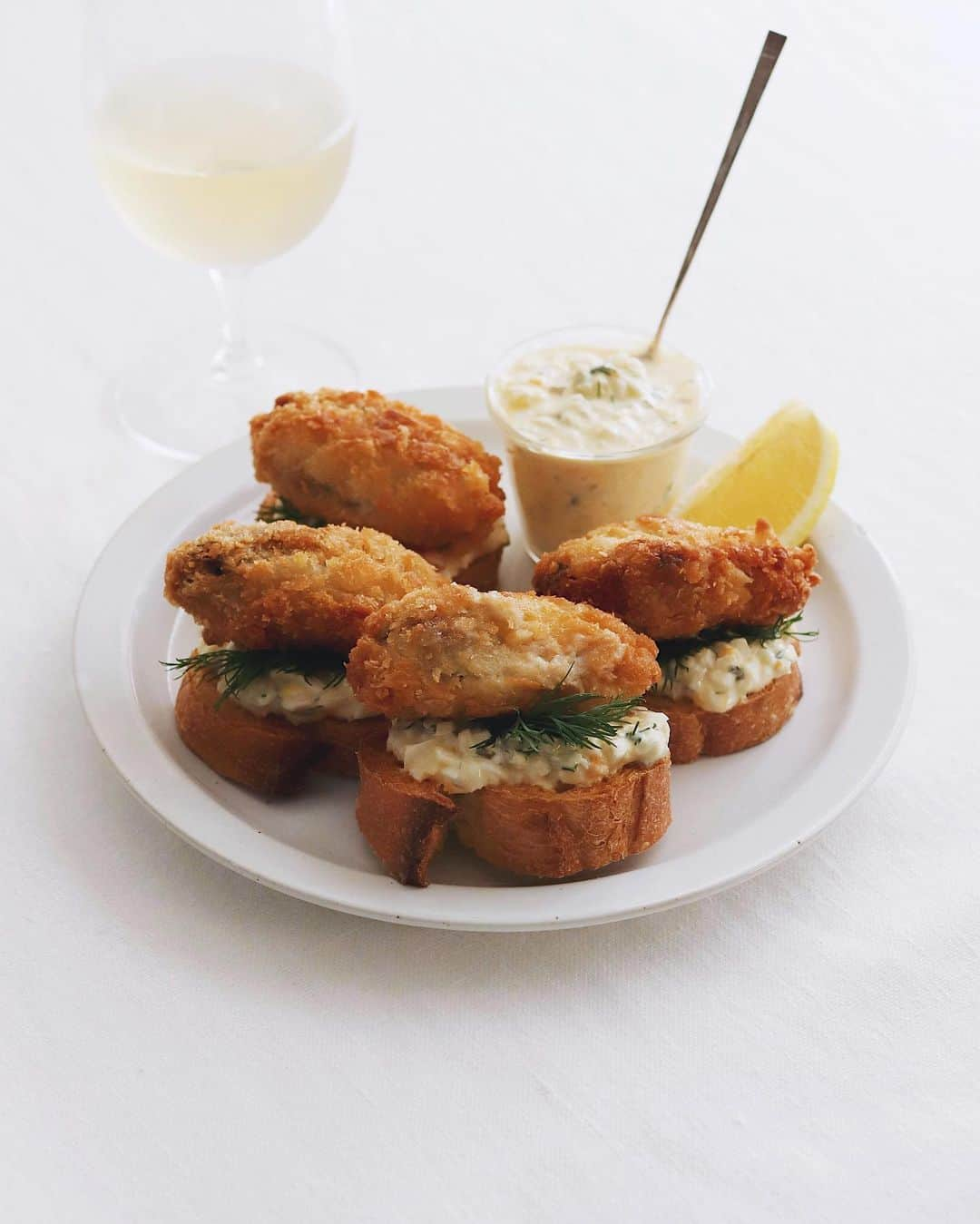 樋口正樹のインスタグラム：「Fried oyster toast 🦪  タカキベーカリーのレシピより 牡蠣フライのタルタルトースト😋  フランスパンを軽くトーストし 作りたての自家製のタルタルと 揚げたての牡蠣フライを重ねた おいしいに決まってる組み合せ👍  ちなみに、本日１１月２１日は 牡蠣フライの日なんですってー🤗  @takaki_bakery_official.  . #牡蠣フライ #カキフライの日 #石窯バタール #タカキベーカリー #広島産牡蠣 #広島のパン #takakibakery #pr」