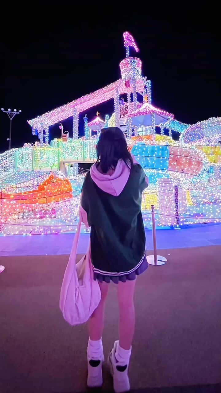 小國舞羽のインスタグラム：「🎄.*🎪🎠🎡🎄.*  毎年来れたらいいなー 光るジェットコースター乗りたかった笑笑   #イルミネーション  #JK #fjk #オフショット #offshot #骨格ウェーブ #イエベ #ブルベ #丸顔 #小國舞羽 #まう #今日好き #夏休み2023 #08 #JCミスコン2022審査員特別賞 #girlfriend  #style  #stylefashion  #highschool  #mau  #game  #lovelygirl   #followme  #heart  #please」