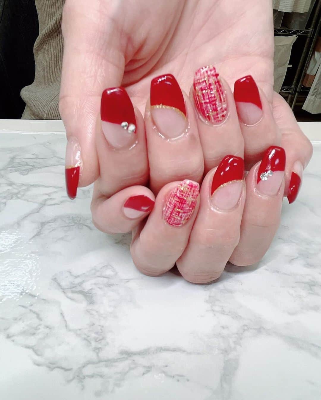 AriizumiEmaのインスタグラム：「New nail💐 クリスマス🎄感があるようなデザイン🎄  ・ #ネイルデザイン #ジェルネイル#newnail#ネイルサロン」
