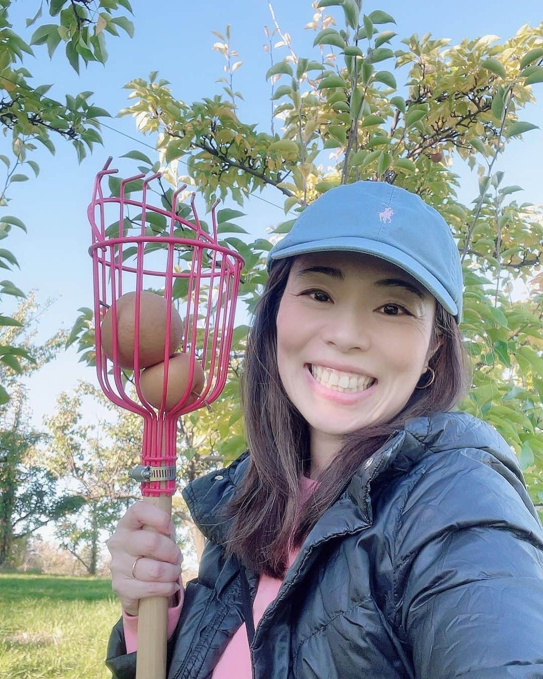 ヨーコのインスタグラム：「🍐  FAMILY PEAR  PICKING🧺   It was fun!!  楽しかった☺️✨  日本で梨狩りしたことないのだけど、やっぱり同じような道具を借りてやるのかな…？  #梨狩り #pearpicking #asianpear #和梨 #ny #memories」